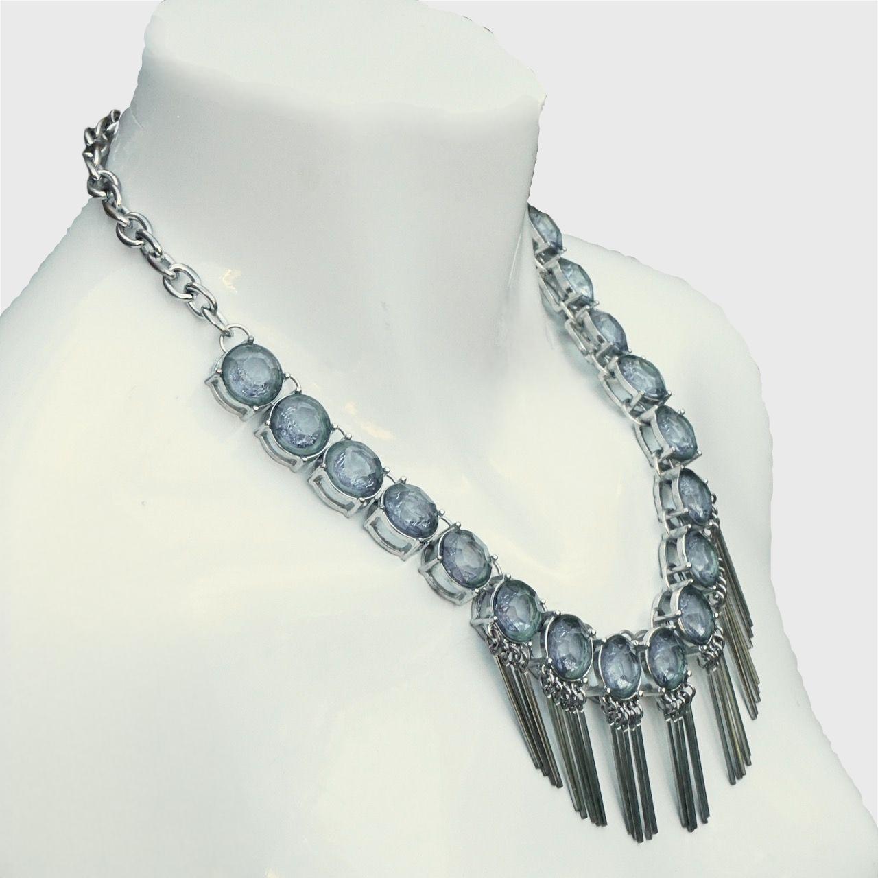 Collana con gocce di frangia placcate in argento e perline di vetro blu craquelé In condizioni buone in vendita a London, GB