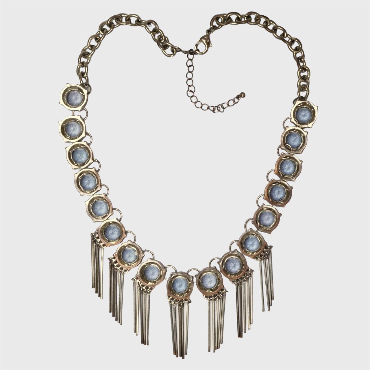 Collana con gocce di frangia placcate in argento e perline di vetro blu craquelé in vendita 2