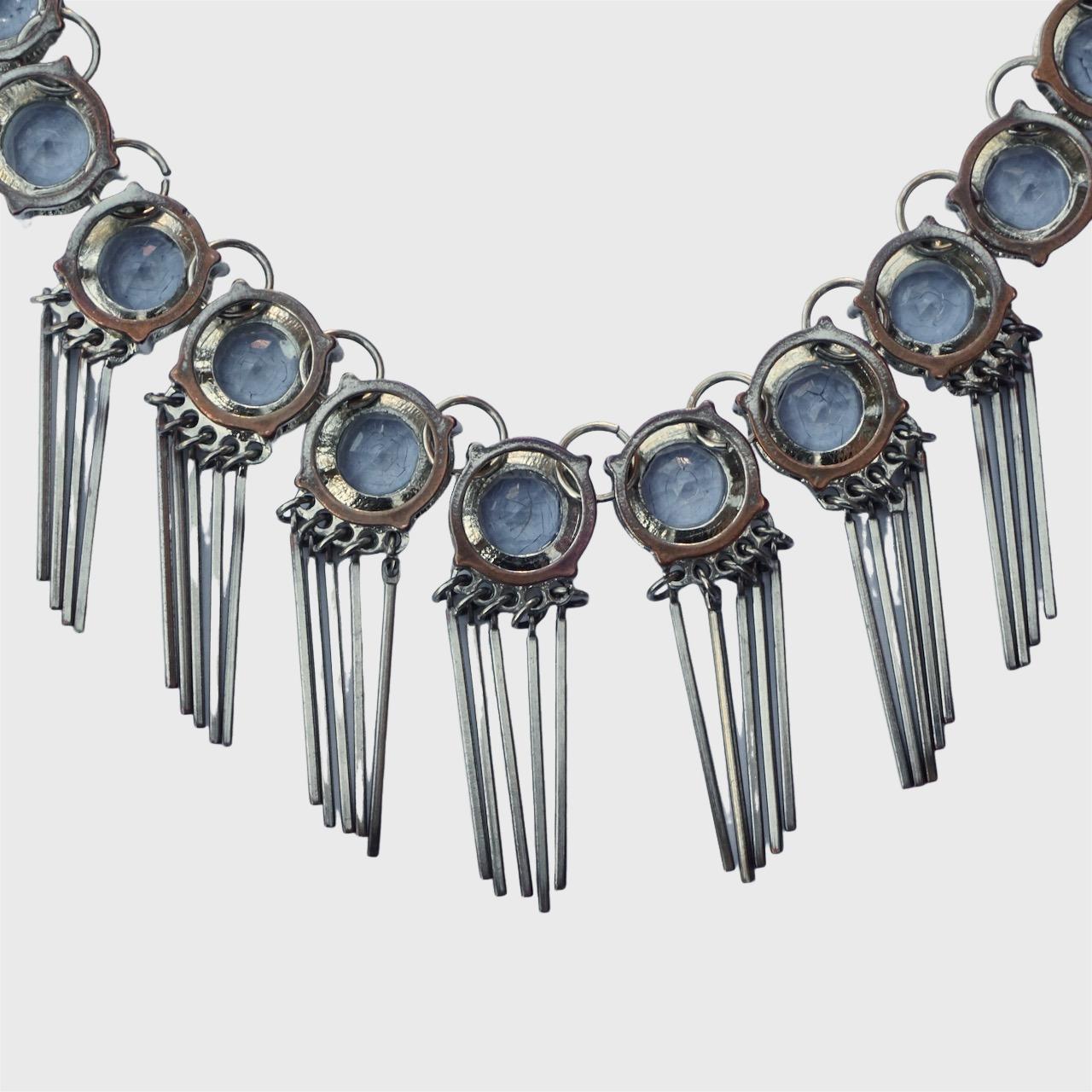 Collana con gocce di frangia placcate in argento e perline di vetro blu craquelé in vendita 3