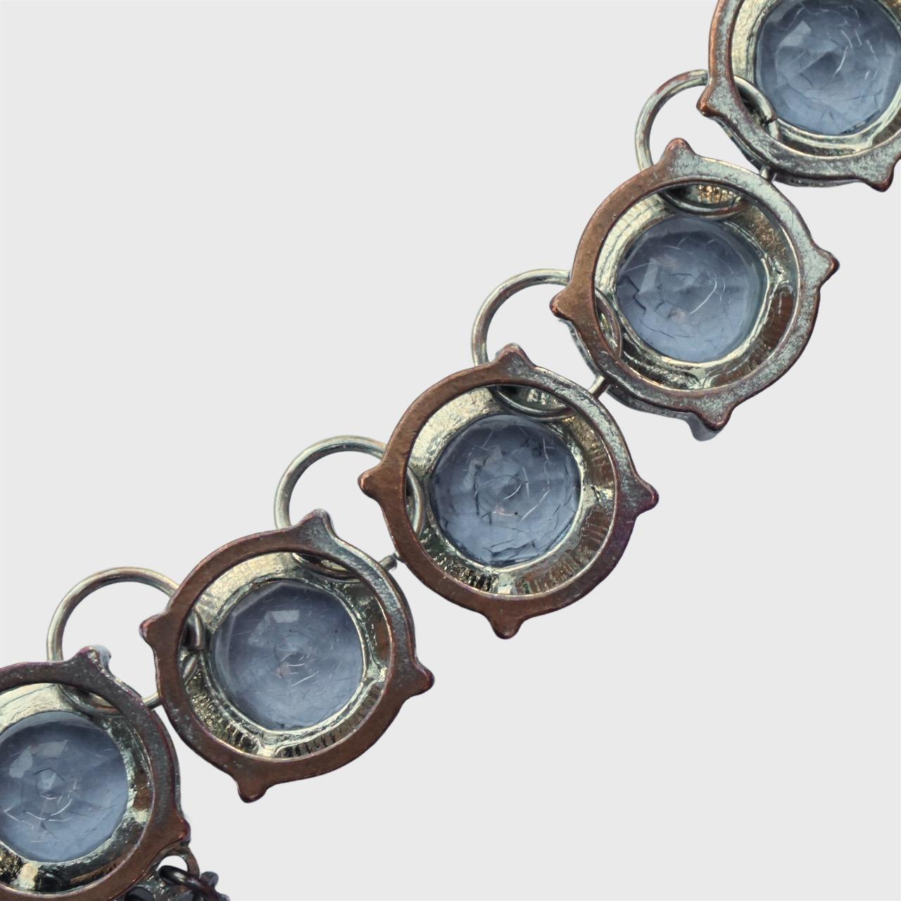 Collana con gocce di frangia placcate in argento e perline di vetro blu craquelé in vendita 4