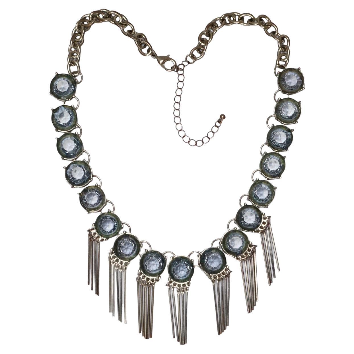 Collana con gocce di frangia placcate in argento e perline di vetro blu craquelé in vendita