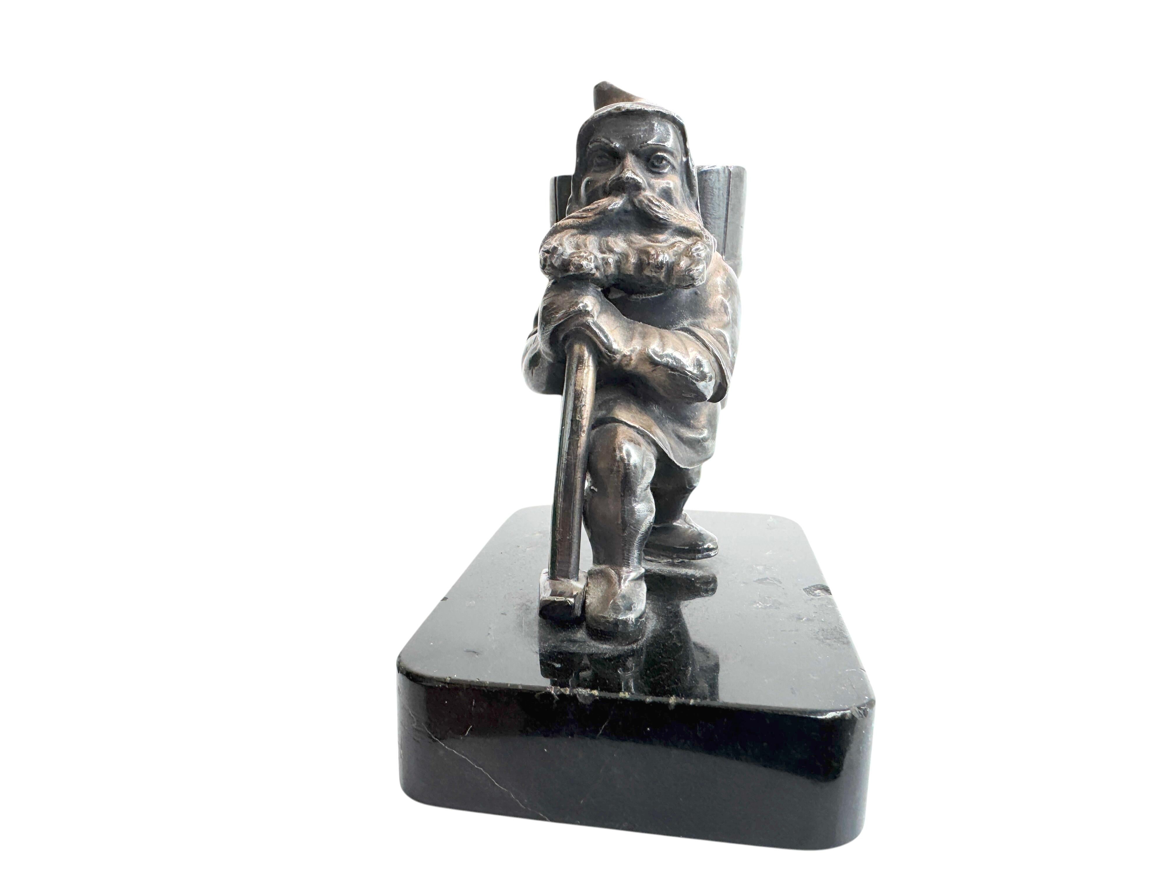 Un bellissimo porta fiammiferi. Alcuni segni di usura con una bella patina, ma si tratta di vecchiaia. Realizzato in metallo e placcato in argento. Si regge su una base di marmo, con qualche piccola mancanza, ma si tratta di un problema di vecchiaia