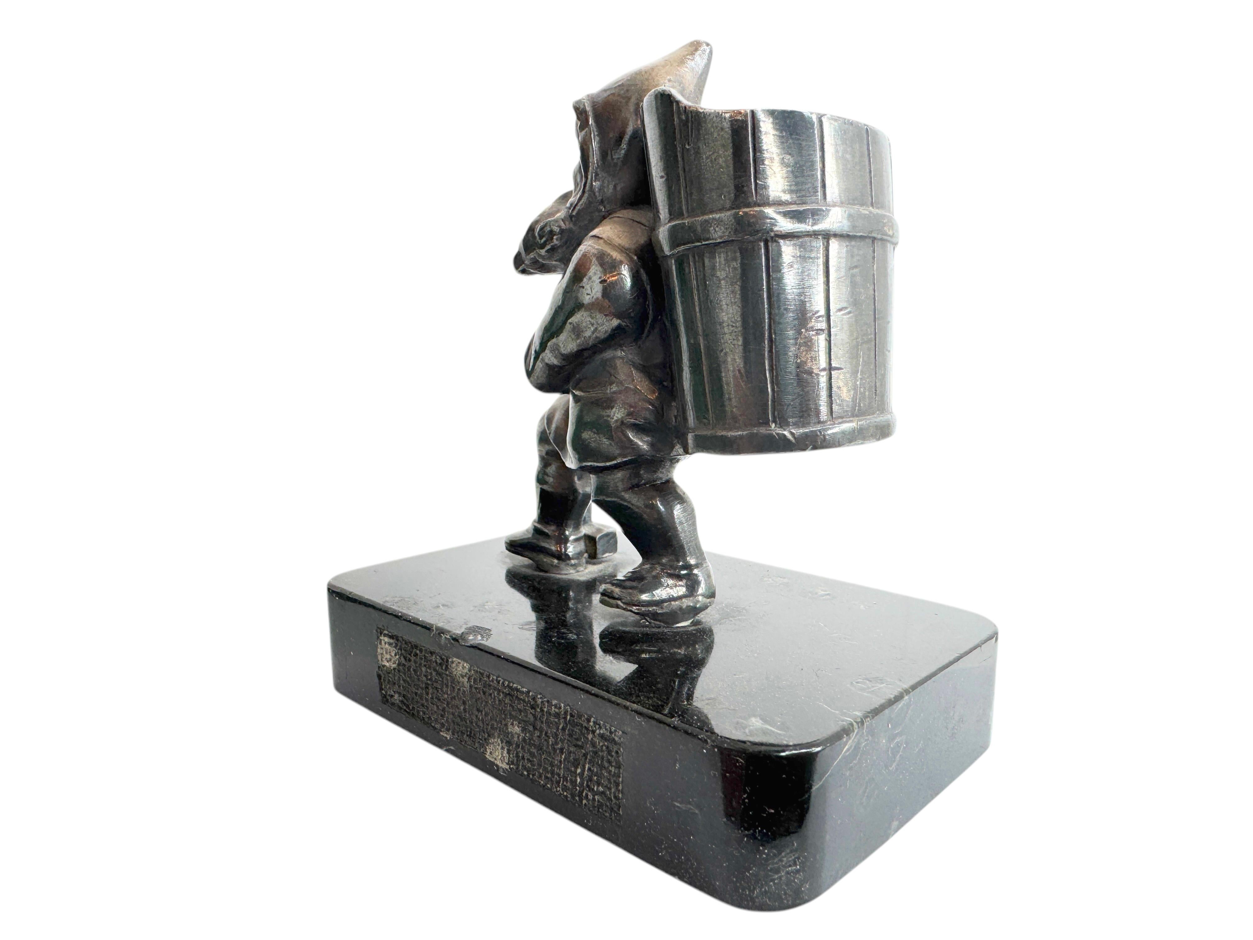 Art Nouveau Gnomo placcato in argento su base di marmo con asta per fiammiferi Figurina antica tedesca del 1900 in vendita