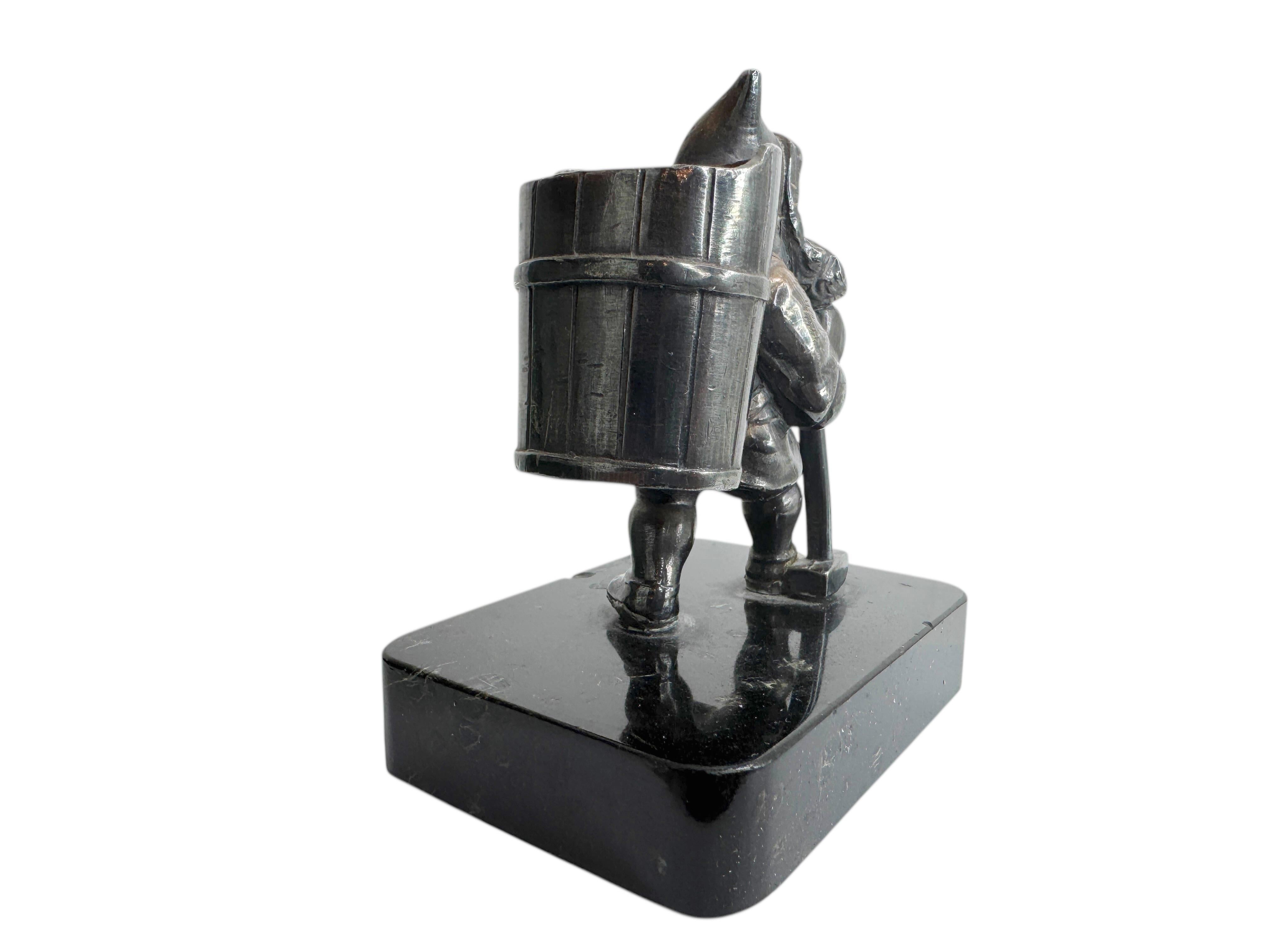 Tedesco Gnomo placcato in argento su base di marmo con asta per fiammiferi Figurina antica tedesca del 1900 in vendita