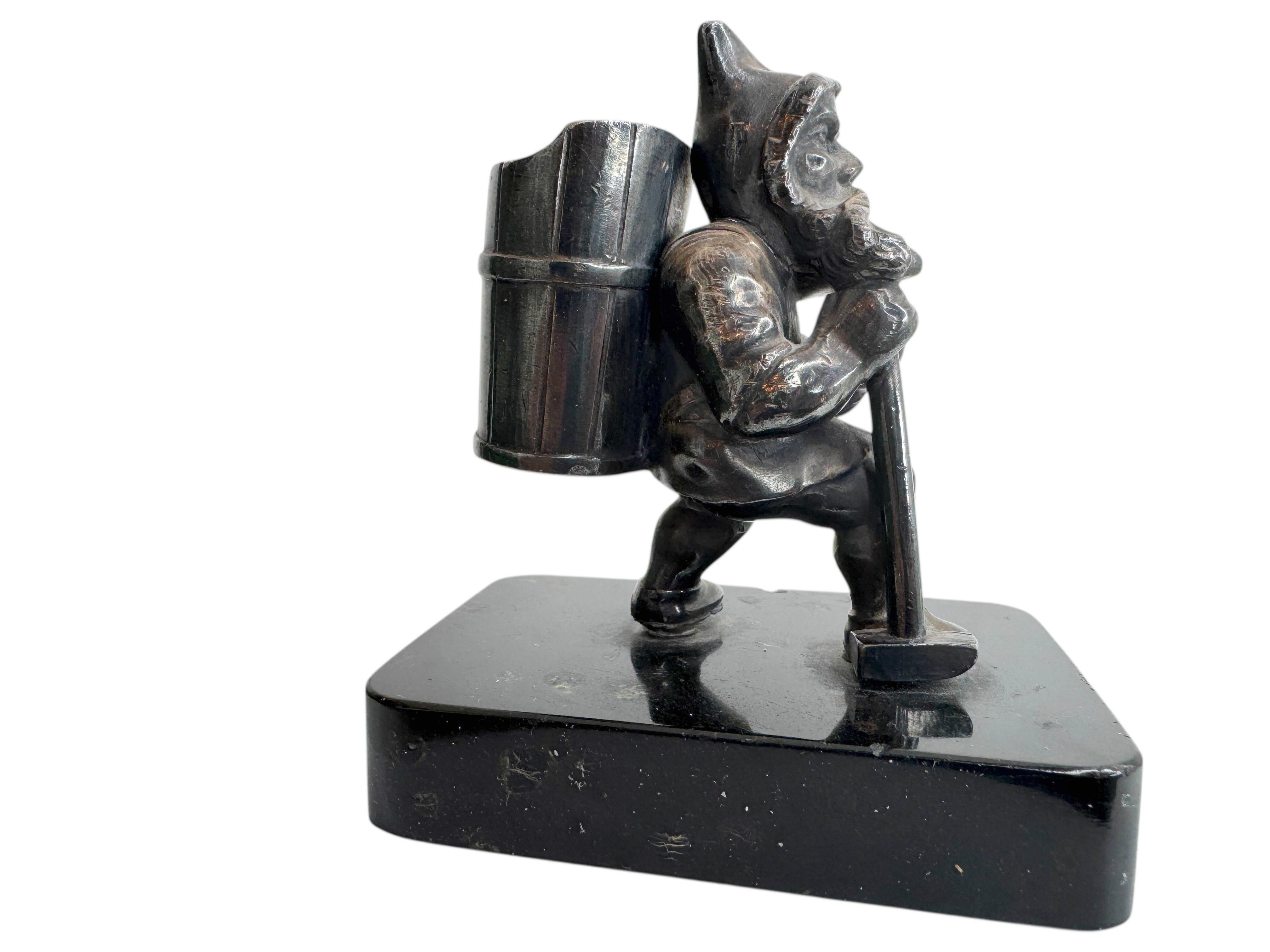 Gnomo placcato in argento su base di marmo con asta per fiammiferi Figurina antica tedesca del 1900 In condizioni buone in vendita a Nuernberg, DE