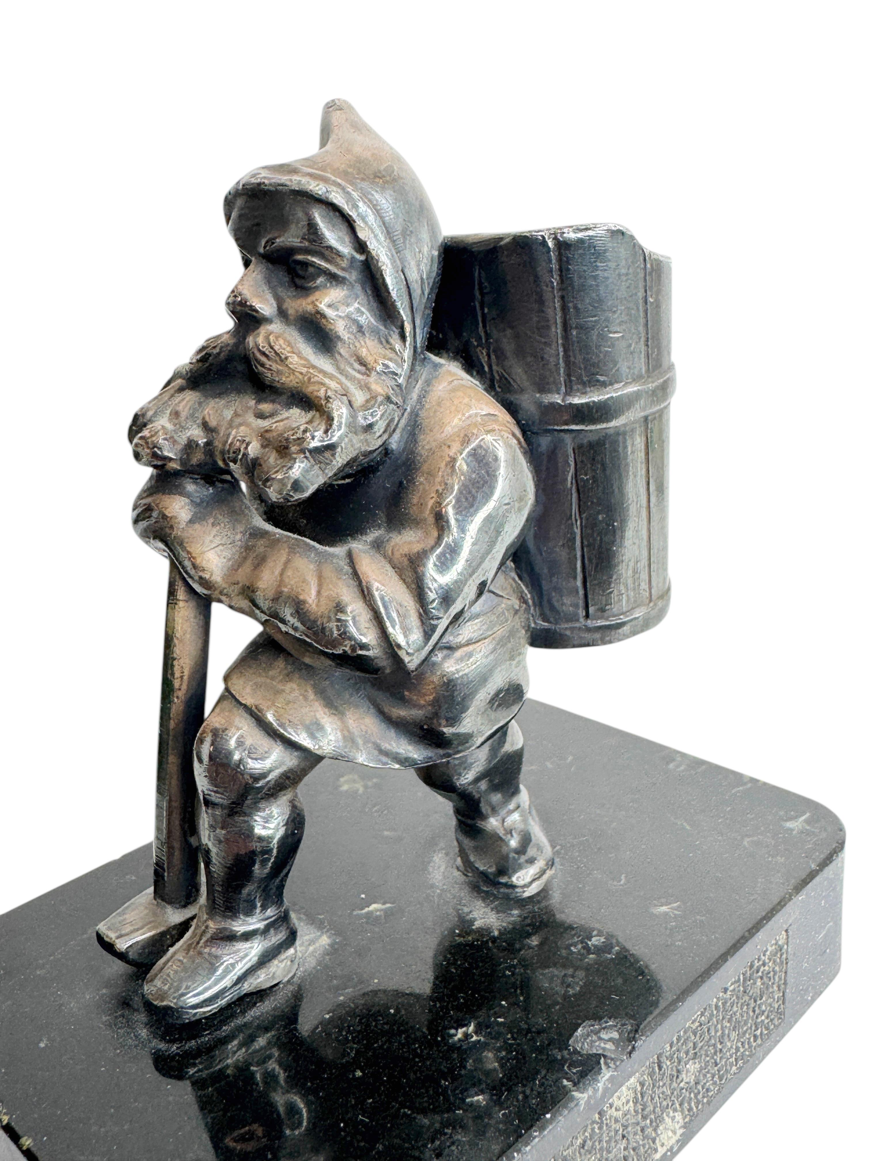 XX secolo Gnomo placcato in argento su base di marmo con asta per fiammiferi Figurina antica tedesca del 1900 in vendita