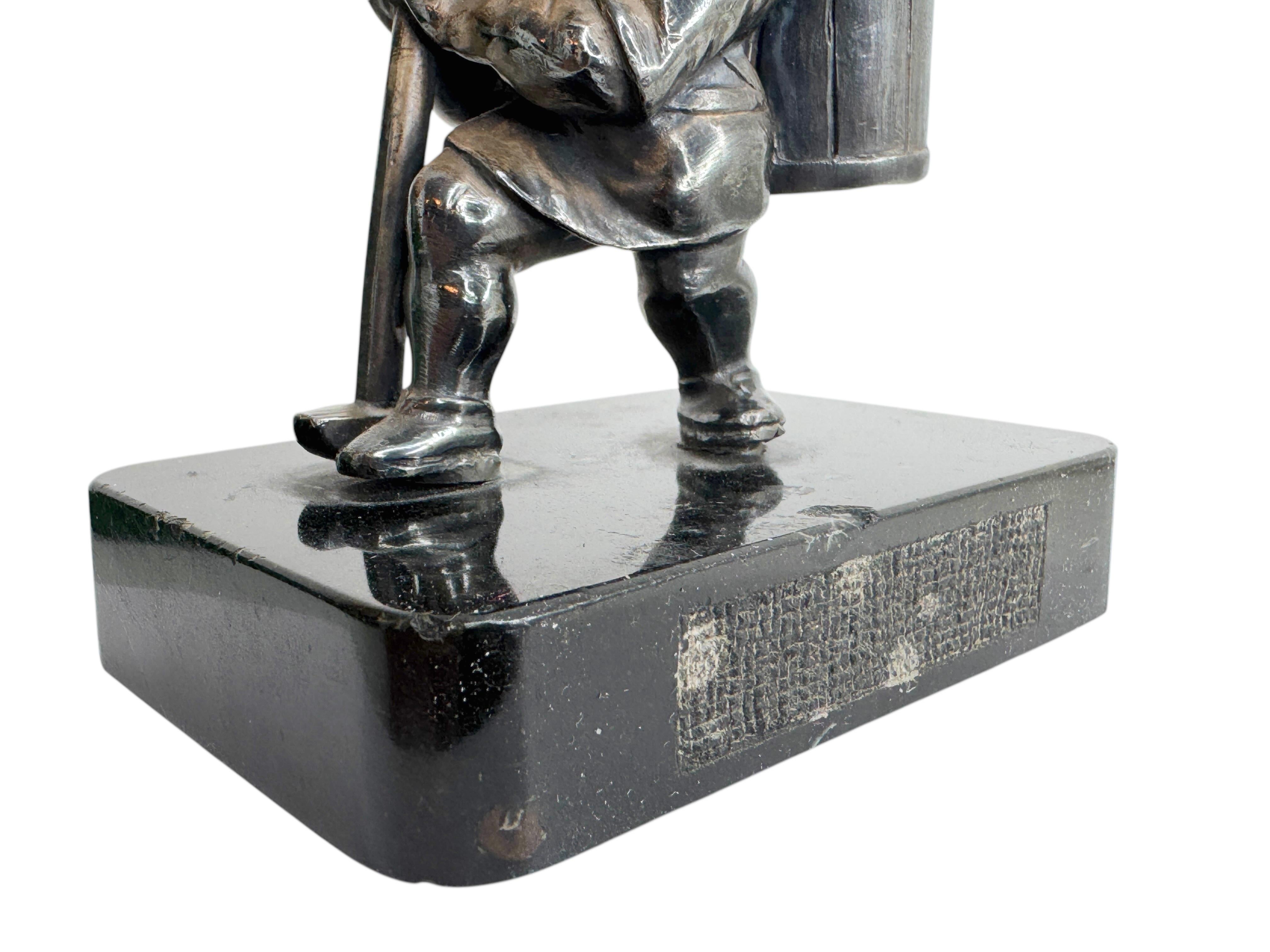 Gnomo placcato in argento su base di marmo con asta per fiammiferi Figurina antica tedesca del 1900 in vendita 1