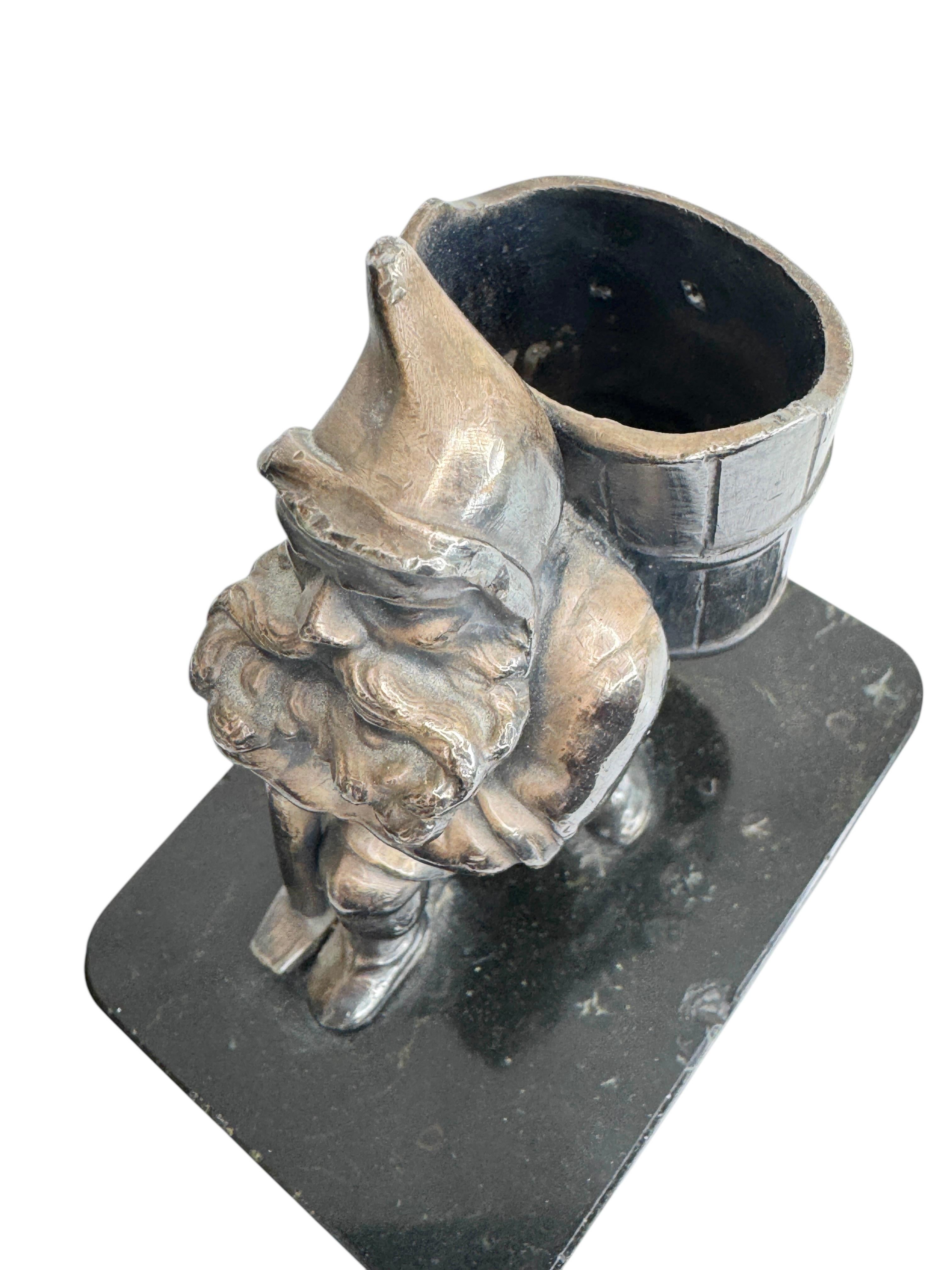 Gnomo placcato in argento su base di marmo con asta per fiammiferi Figurina antica tedesca del 1900 in vendita 2