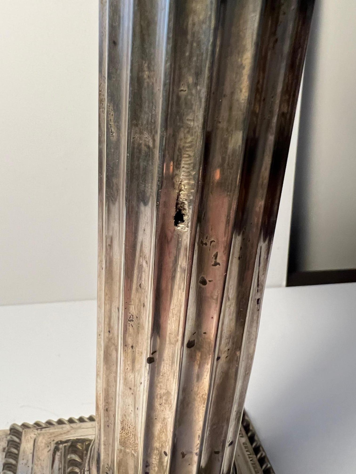 Lampada di presentazione a colonna corinzia graduata e scanalata placcata in argento. in vendita 3