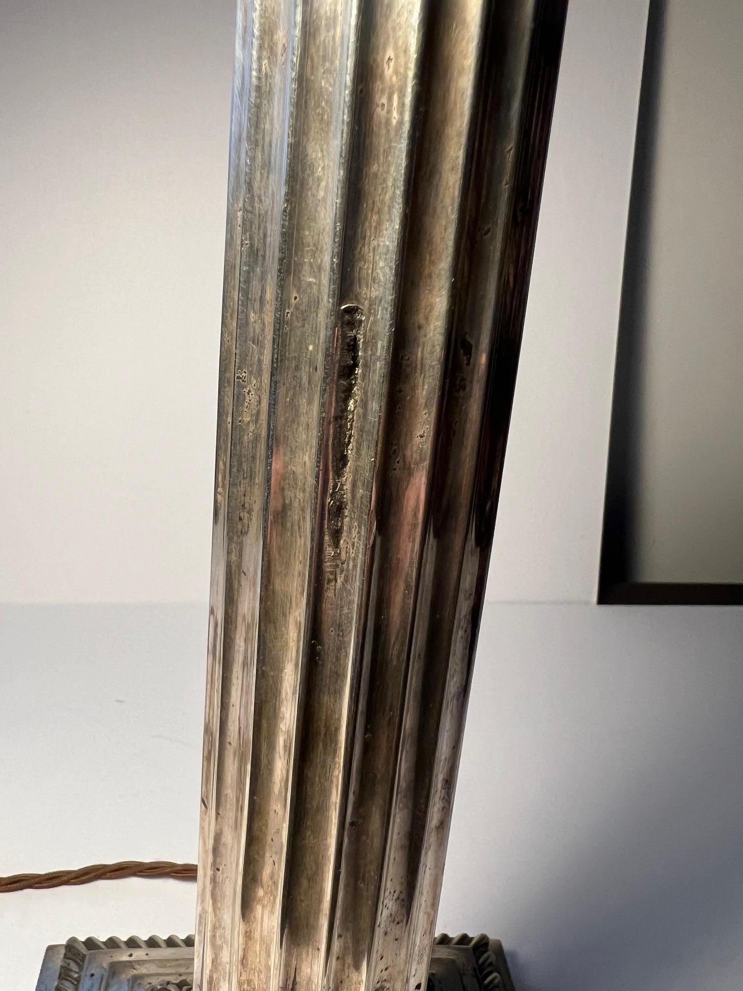 Lampada di presentazione a colonna corinzia graduata e scanalata placcata in argento. in vendita 4