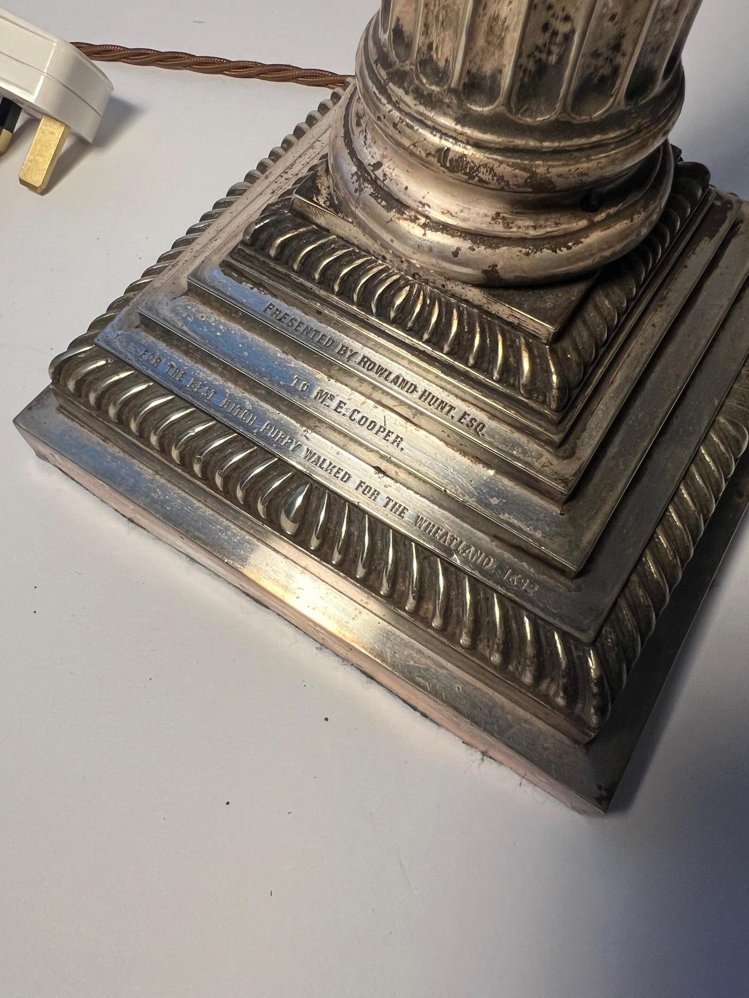 Lampada di presentazione a colonna corinzia graduata e scanalata placcata in argento. in vendita 5