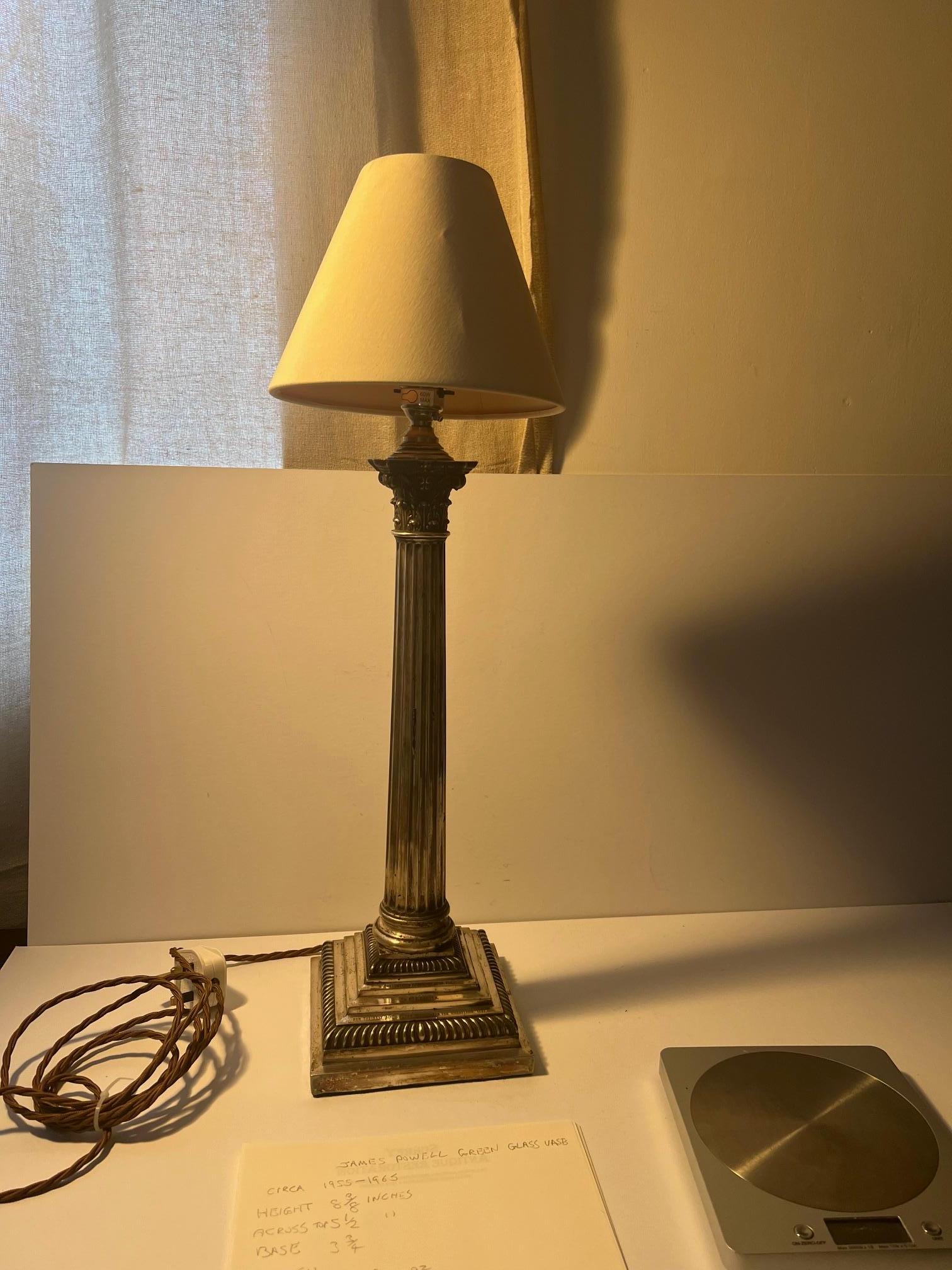 Lampada a colonna corinzia graduata e scanalata in argento di buona qualità.

Una lampada a olio vittoriana trasformata su una base a gradini e con gadget, con una colonna affusolata sormontata da una testa corinzia.

Riporta