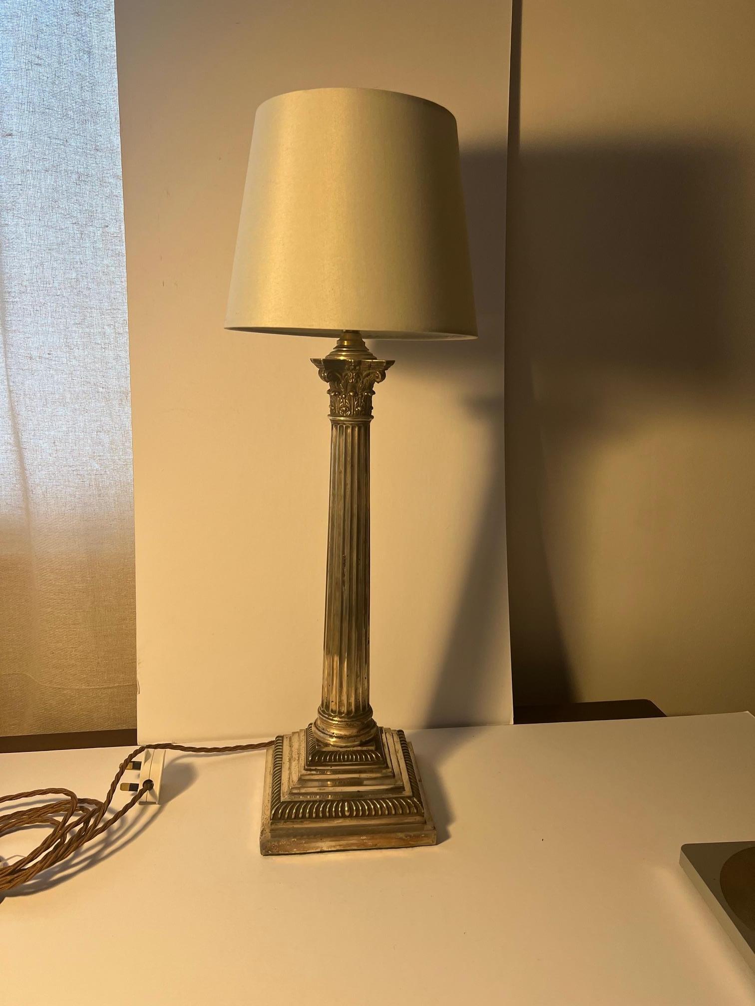 Inglese Lampada di presentazione a colonna corinzia graduata e scanalata placcata in argento. in vendita