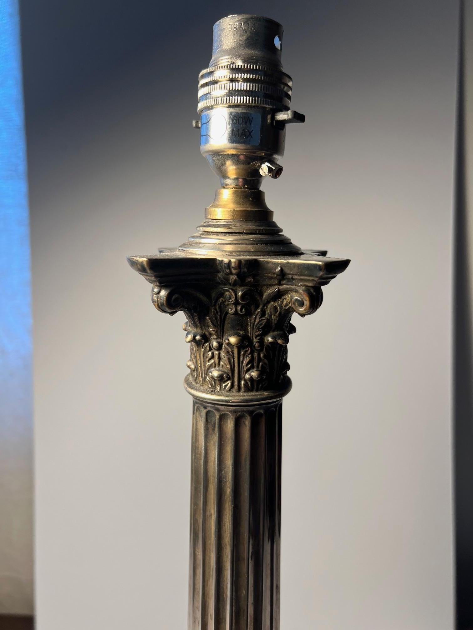 Placcato argento Lampada di presentazione a colonna corinzia graduata e scanalata placcata in argento. in vendita
