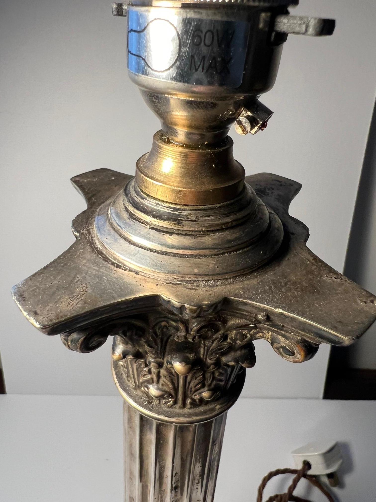 Lampada di presentazione a colonna corinzia graduata e scanalata placcata in argento. in vendita 1