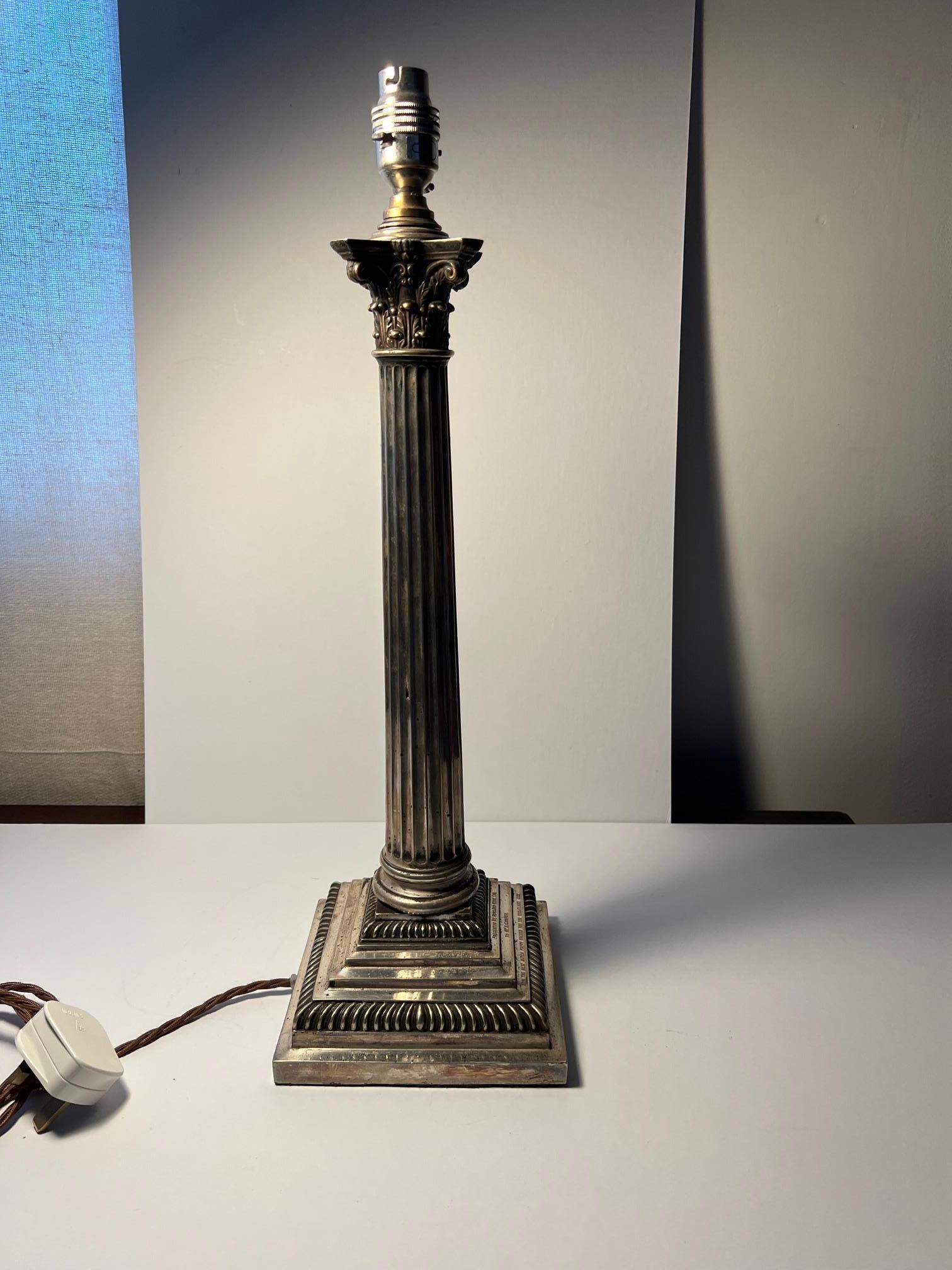 Lampada di presentazione a colonna corinzia graduata e scanalata placcata in argento. in vendita 2