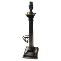 Lampada di presentazione a colonna corinzia graduata e scanalata placcata in argento.