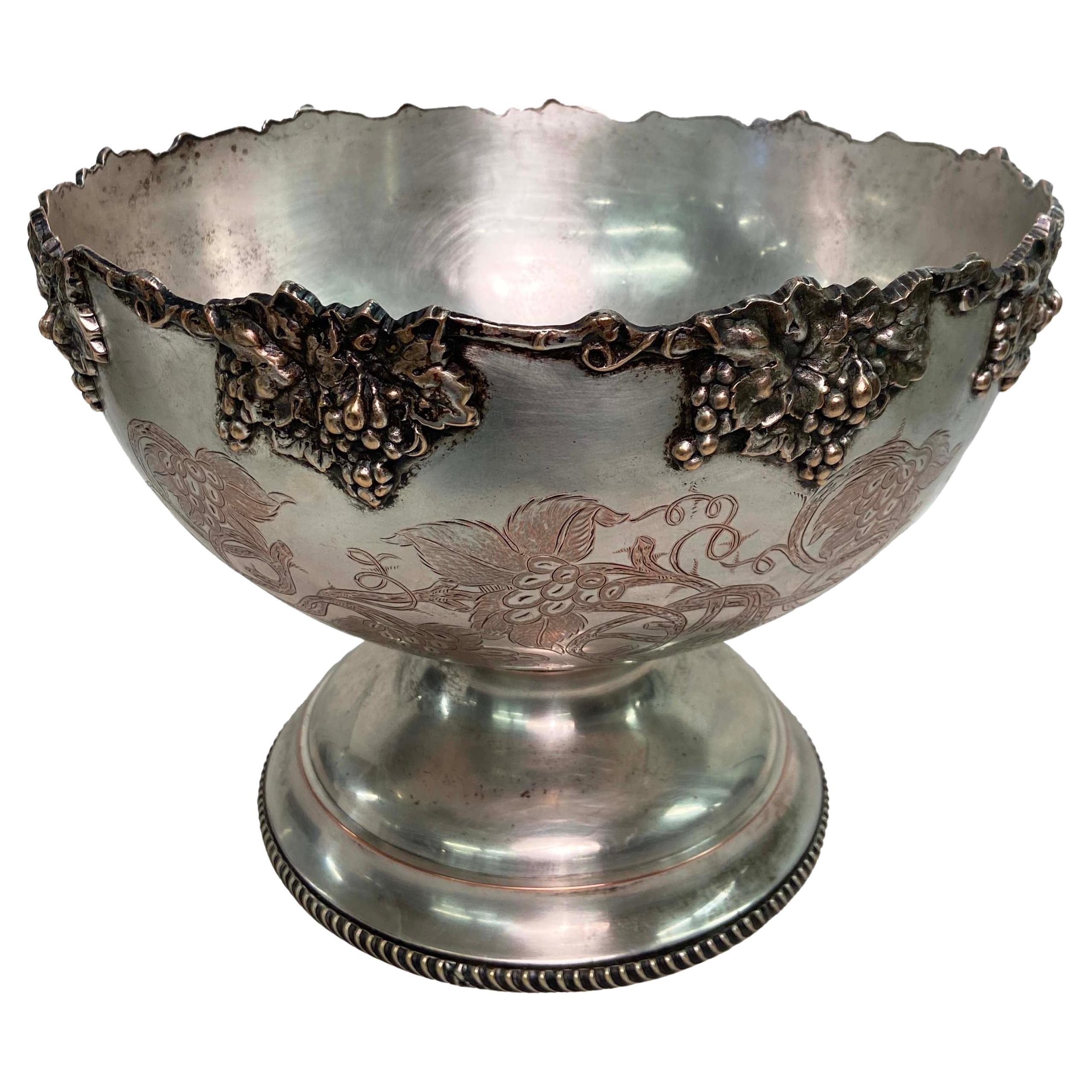 Coupe à champagne/punch en métal argenté avec motif de raisin en vente