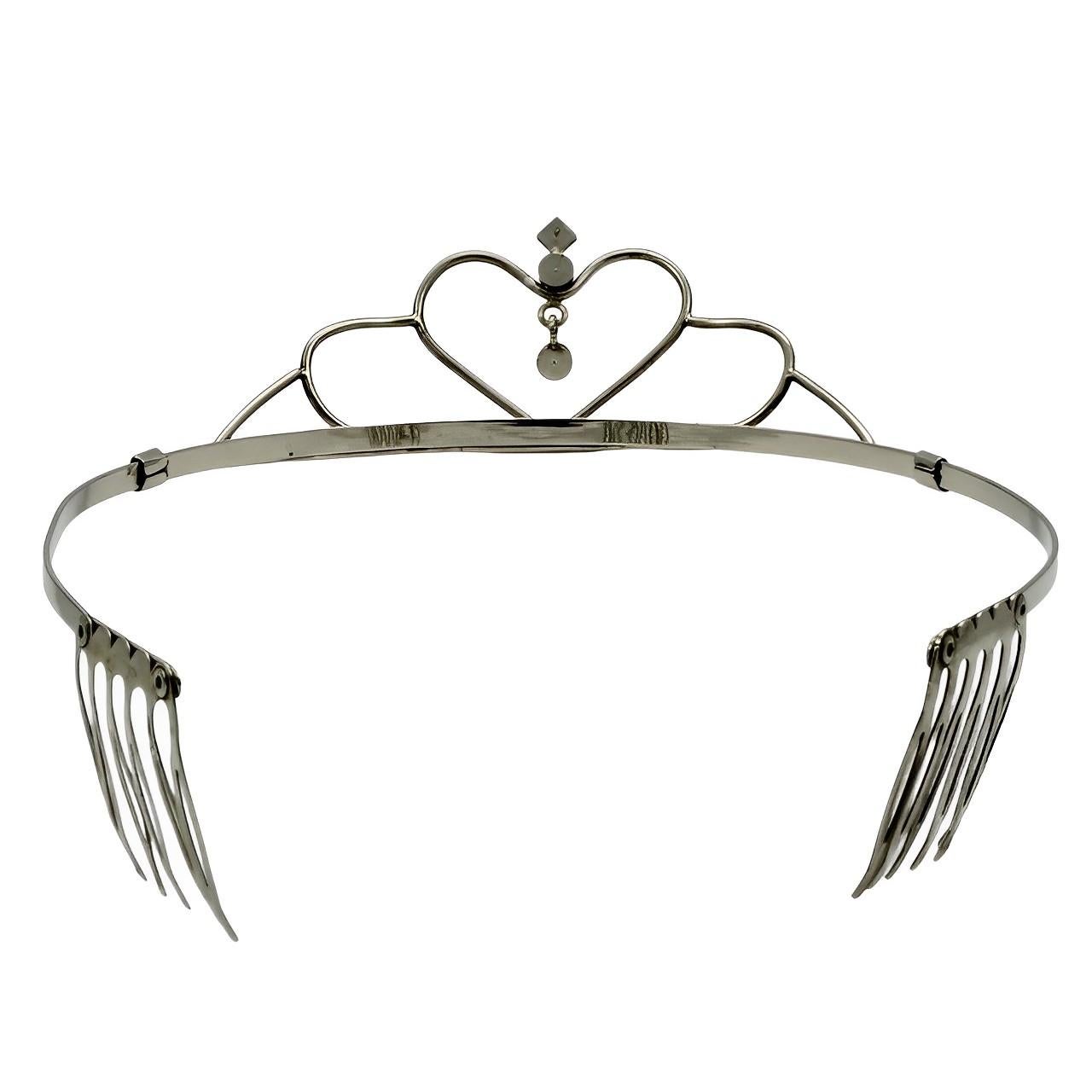 Tiara en métal argenté en forme de cœur et de strass, vers les années 1950 Bon état - En vente à London, GB