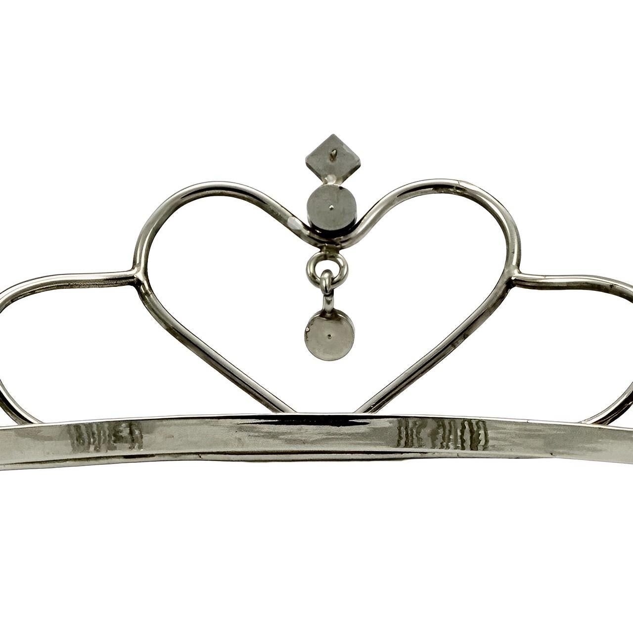 Tiara en métal argenté en forme de cœur et de strass, vers les années 1950 Unisexe en vente