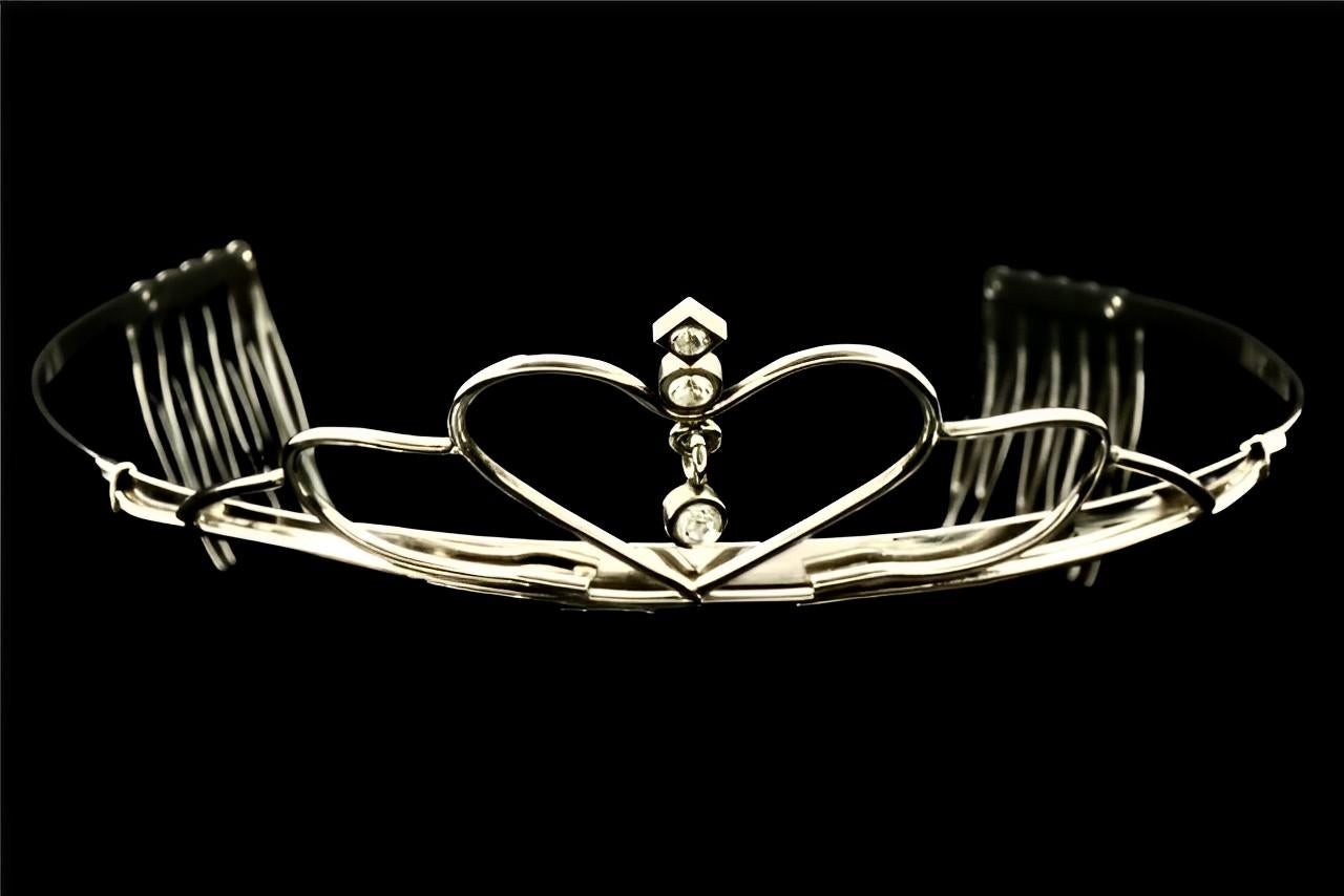 Tiara en métal argenté en forme de cœur et de strass, vers les années 1950 en vente 3