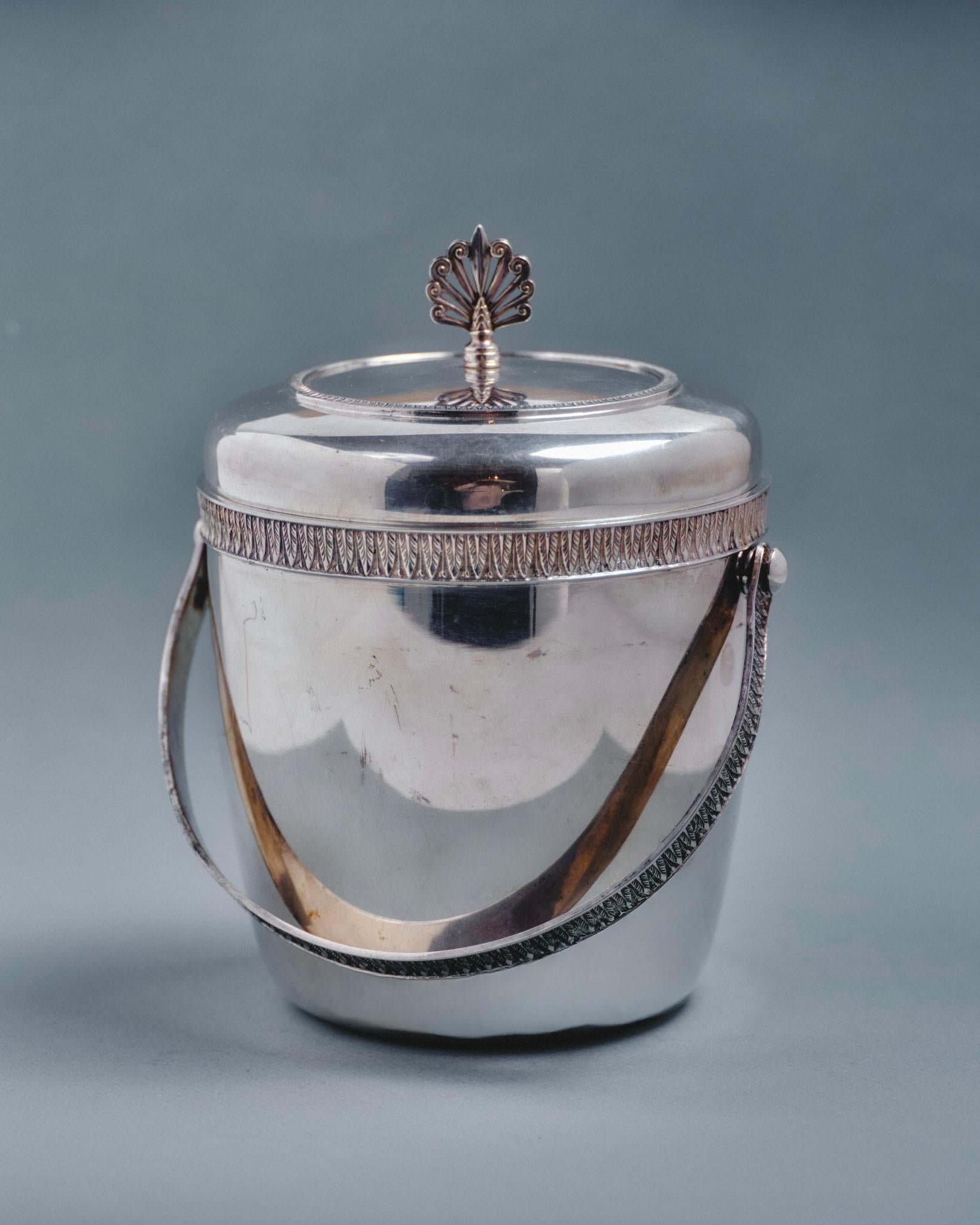Thermid Paris silver-plated metal ice bucket, decorated with a chiselled geometric frieze motif and a lid knob in the shape of a stylised fan. Typical of French design from the 1950s and 1960s. Good overall condition, patina consistent with age.