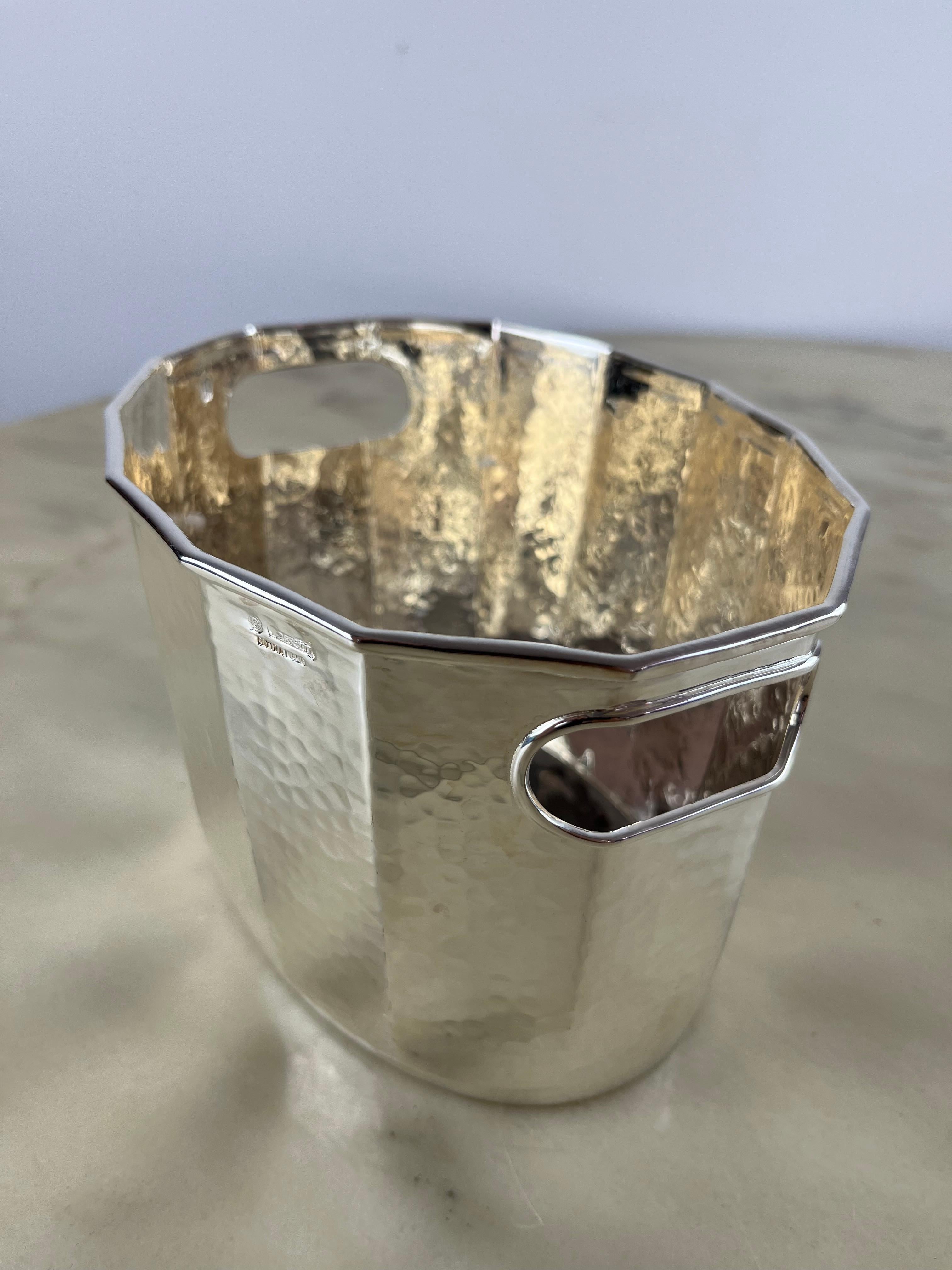 Silver plated ice bucket by Cassetti, made in Italy, 1980.
Handmade.
Small signs of the time.
Cassetti silverware was born in the 60s in Florence. He boasts collaborations with prestigious brands, Prada for example. He has created trophies for the