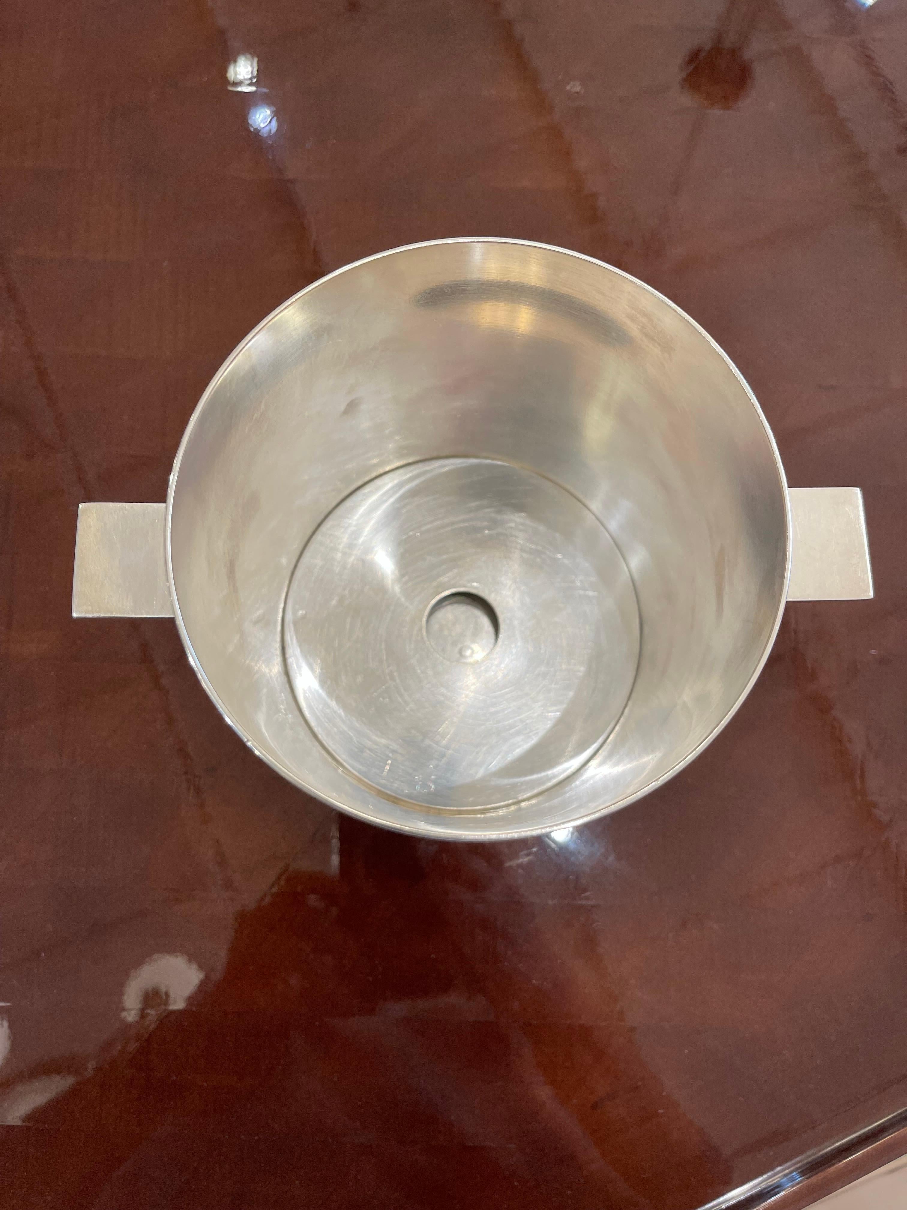 French Christofle Silver Plated Windsor Ice bucket. Designed by Lino Sabattini.
Circa 1961.
Excellent condition with hallmarks and signed.

 