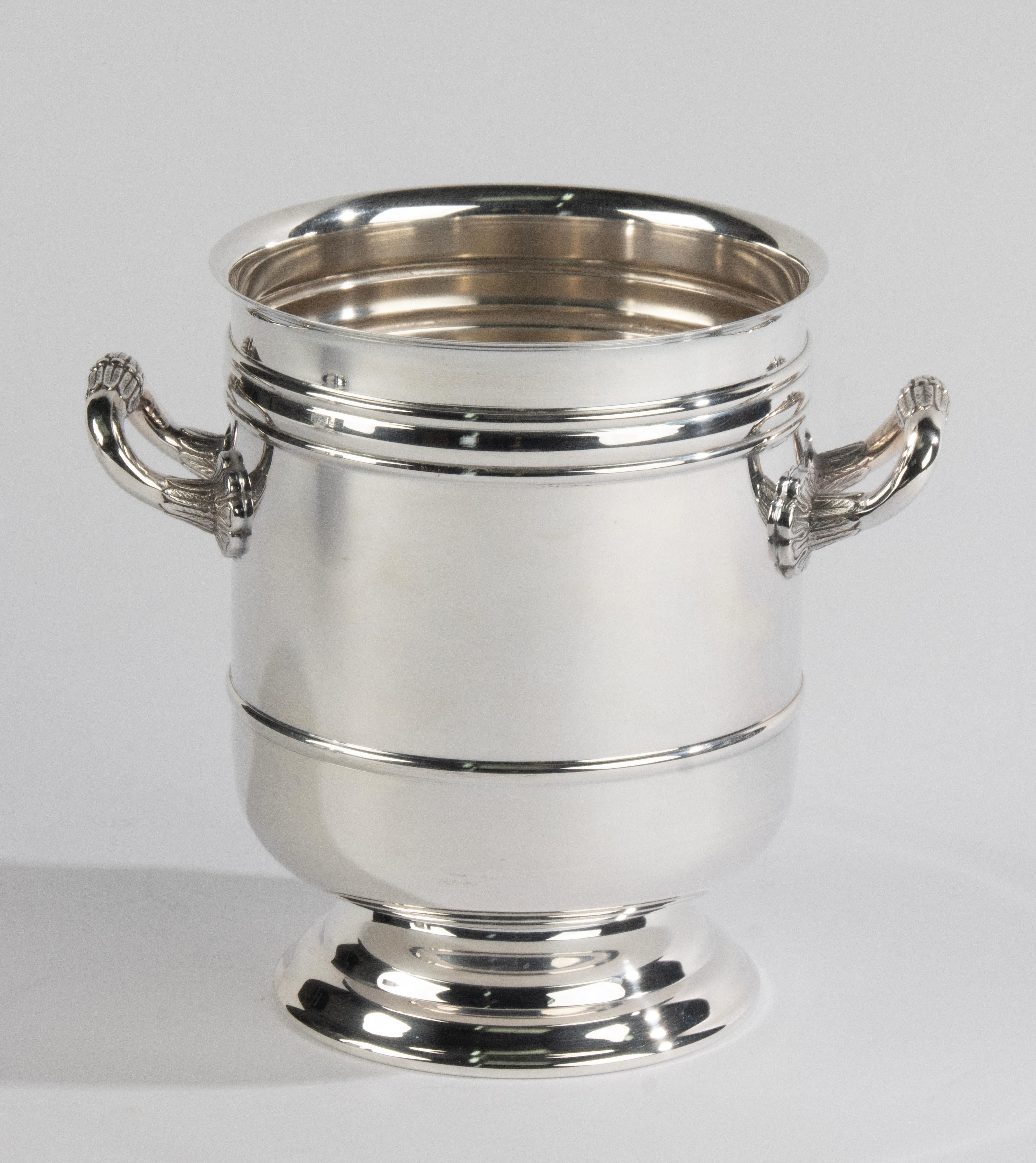 A beautiful silver-plated ice cube bucket, made by the French brand Christofle. 
The model's name is Sully. 
The ice cube bucket is in very good condition. Beautiful color and brilliance. 

Dimensions: 17 cm high and Ø14 cm 
Free shipping worldwide.