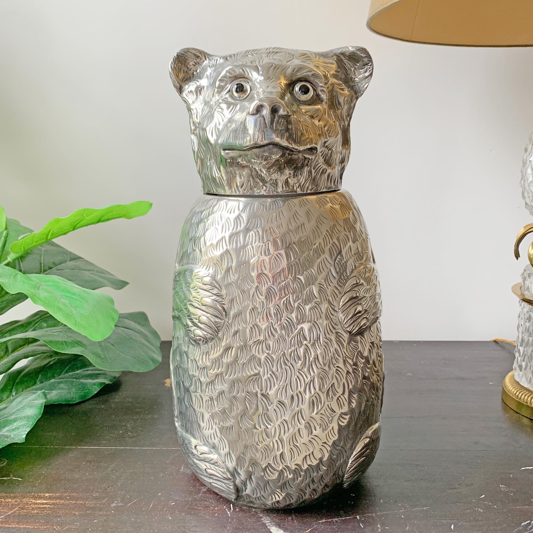 Portabotellas de champán/vino con forma de oso bañado en plata.
Italiano de los 70 

Fantástico botellero italiano para champán, con forma de oso y ojos de cristal transparente, detalles del cuerpo formados para simular el pelaje, patas a los lados,