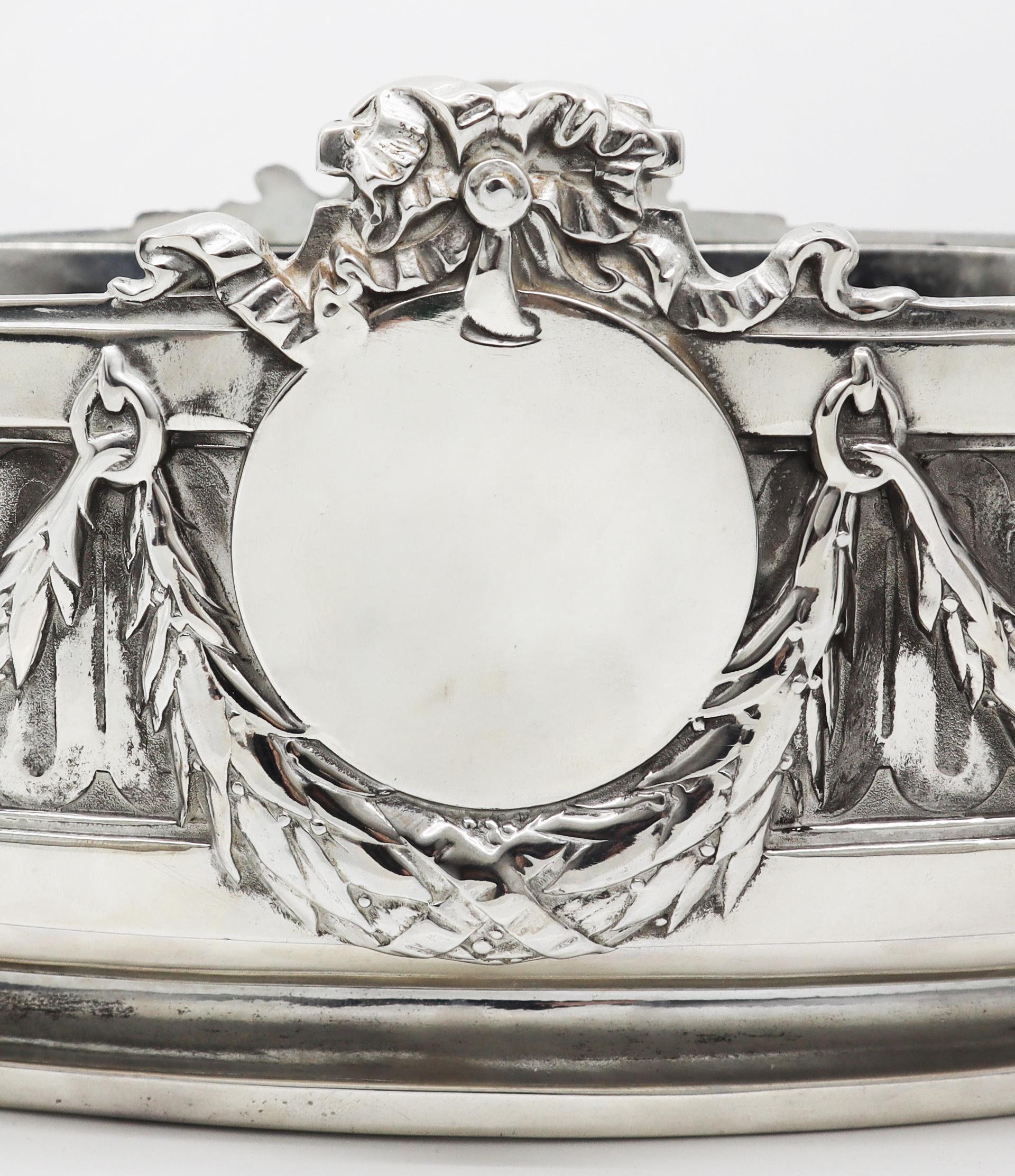 Silver plated jardinière, late 19th century French
Exquisite decoration piece for any indoor plants, beautiful artwork
kept in excellent condition



Shipping included.


  