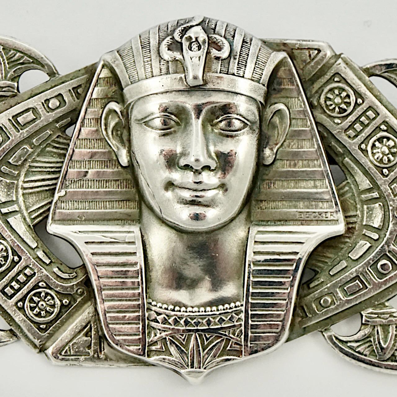 Große versilberte Brosche im ägyptischen Revival-Stil mit schönem, detailliertem Pharao-Design. Länge 9,35 cm / 3,68 Zoll und Breite 4,5 cm / 1,77 Zoll. Diese schöne Brosche wurde mit alten Fundstücken aus den 1920er Jahren in Paris hergestellt. Die