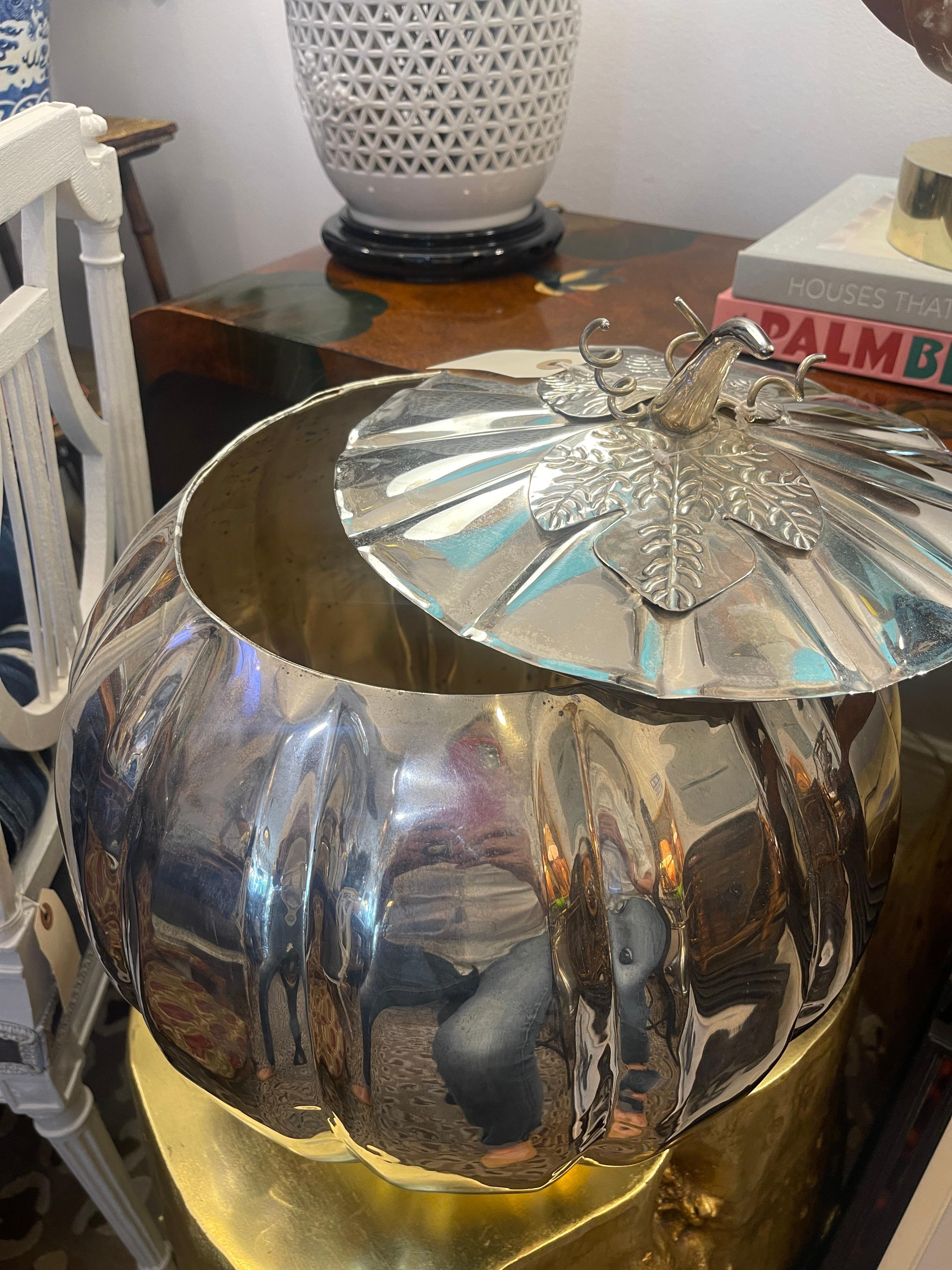 Versilberte große Pumpkinschale mit Deckel , Behälter im Angebot 3