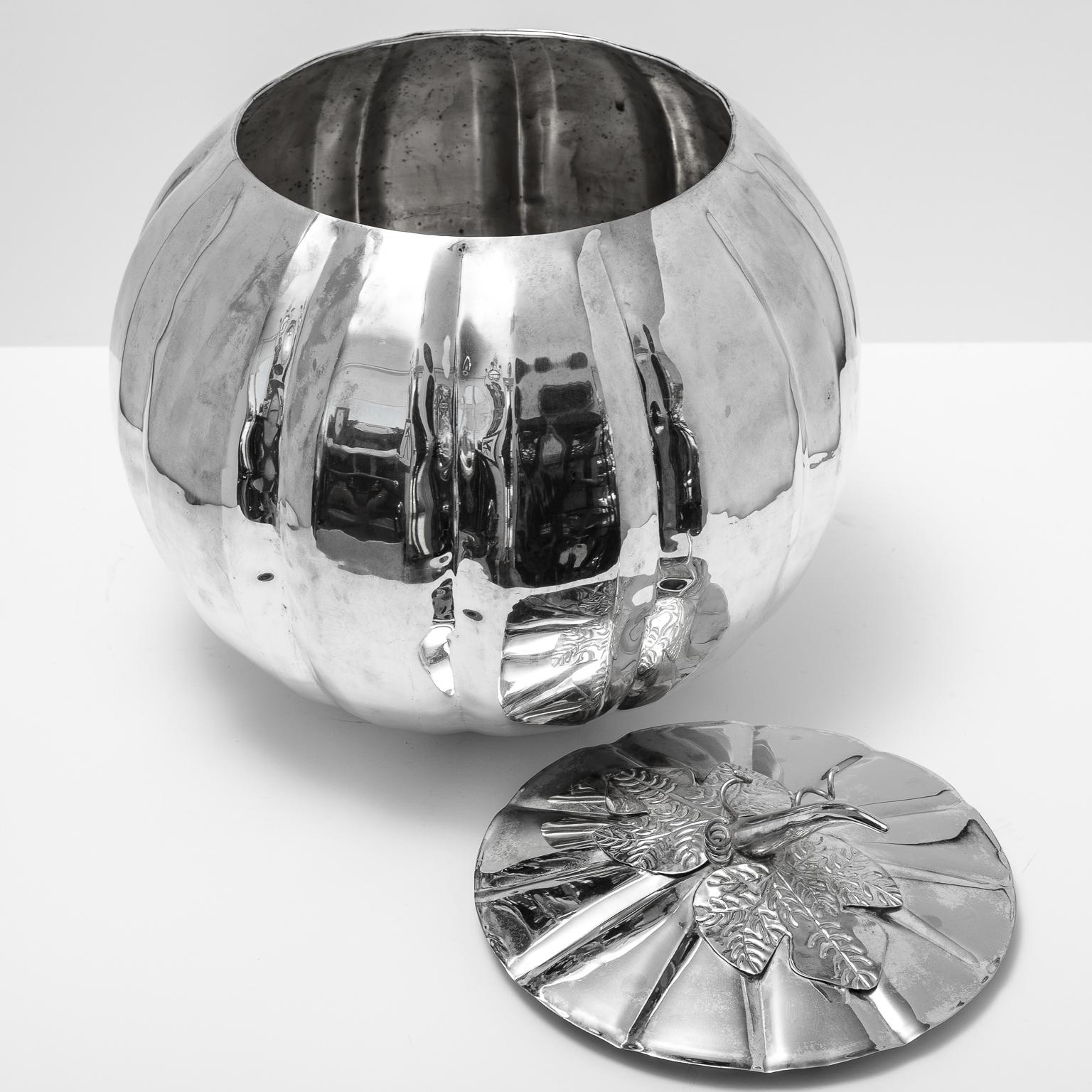 Versilberte große Pumpkinschale mit Deckel , Behälter (Versilberung) im Angebot