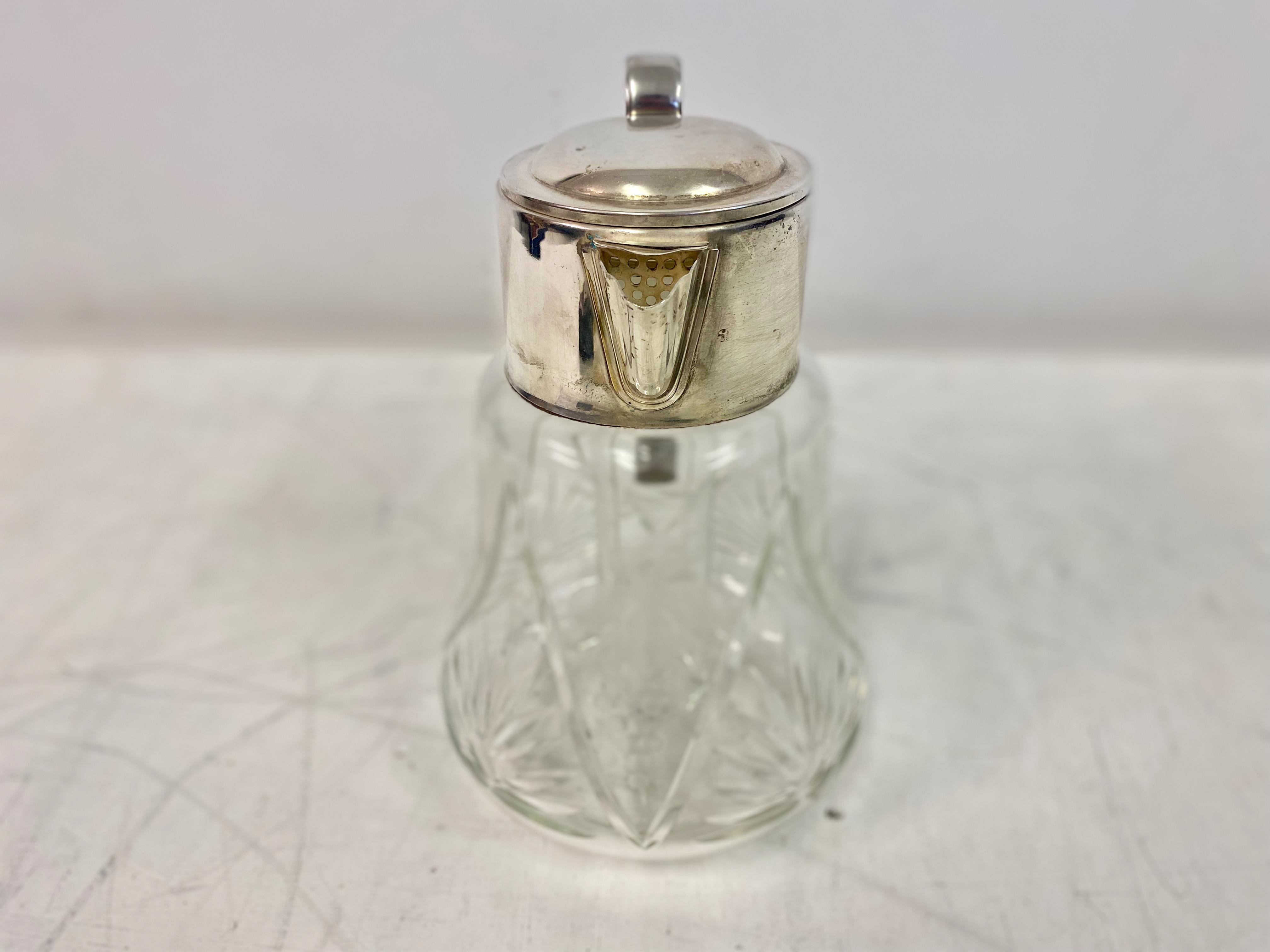 Jarra de limonada o cóctel

Placa de plata

Por Christofle

Cristal

Francia, mediados del siglo XX.