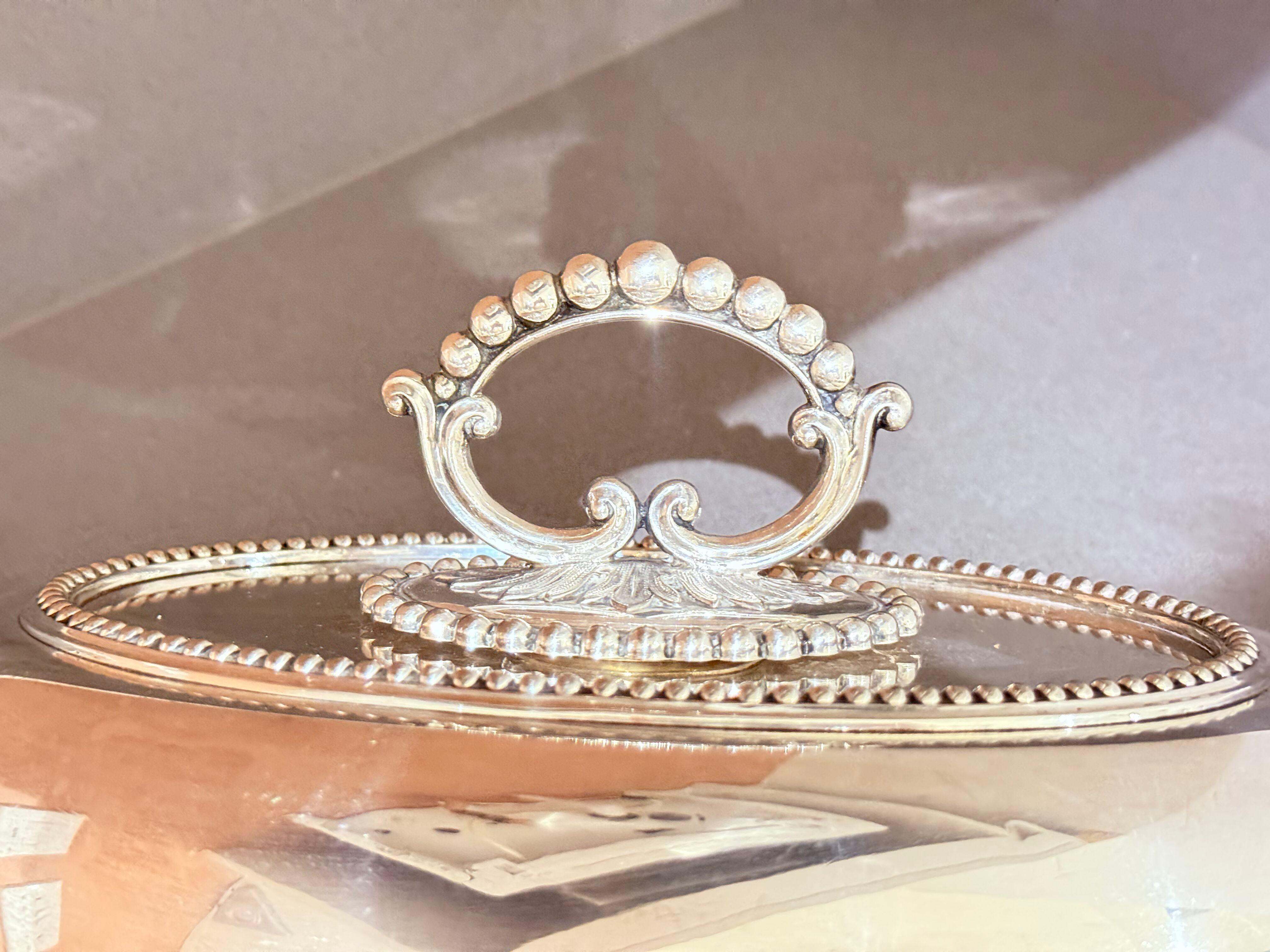 Plat de service à couvercle en métal argenté sur pied, Antique English Neoclassical Luxury en vente 2