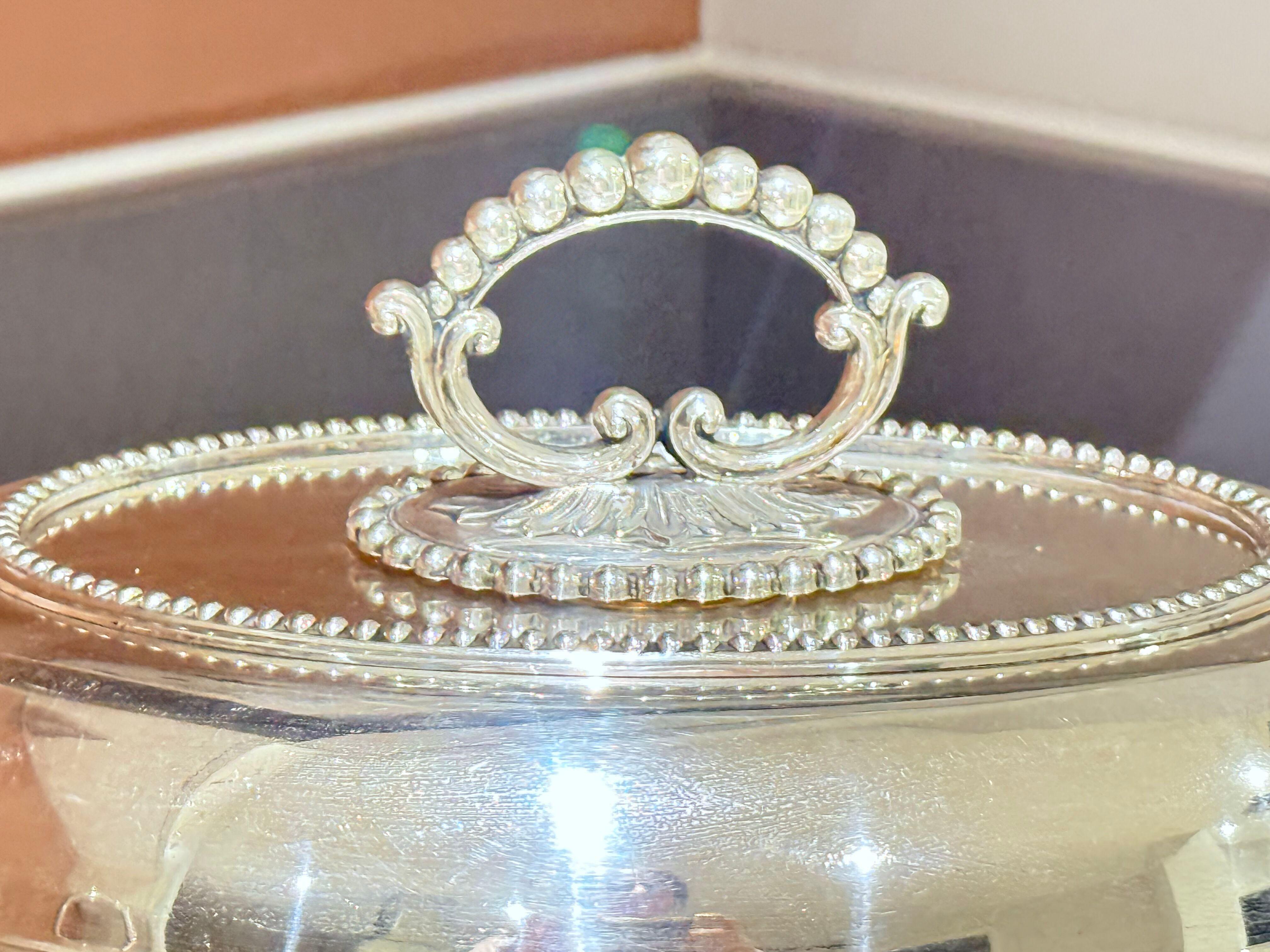 Art déco Plat de service à couvercle en métal argenté sur pied, Antique English Neoclassical Luxury en vente