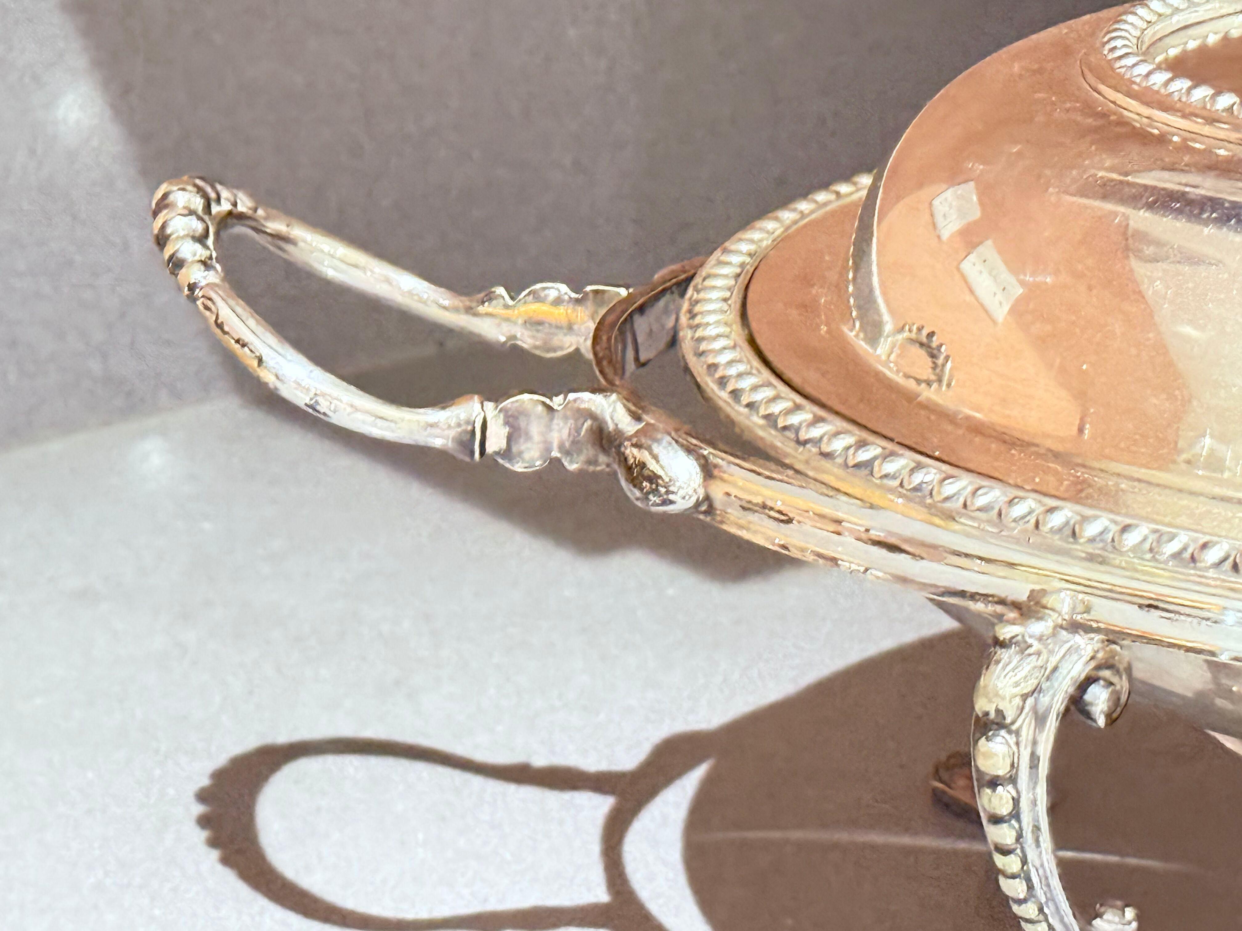 Britannique Plat de service à couvercle en métal argenté sur pied, Antique English Neoclassical Luxury en vente