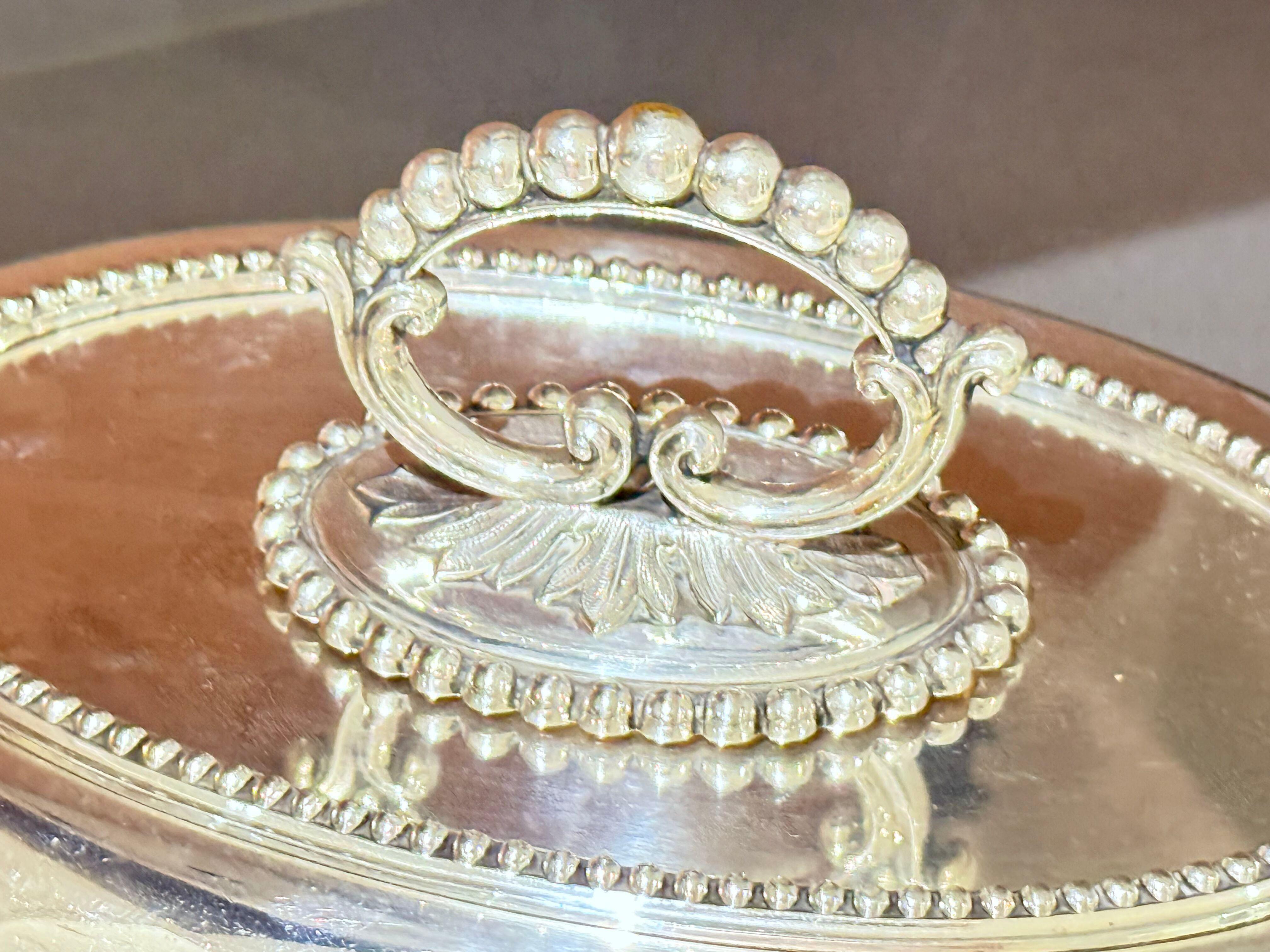 Plat de service à couvercle en métal argenté sur pied, Antique English Neoclassical Luxury Excellent état - En vente à Wembley, GB