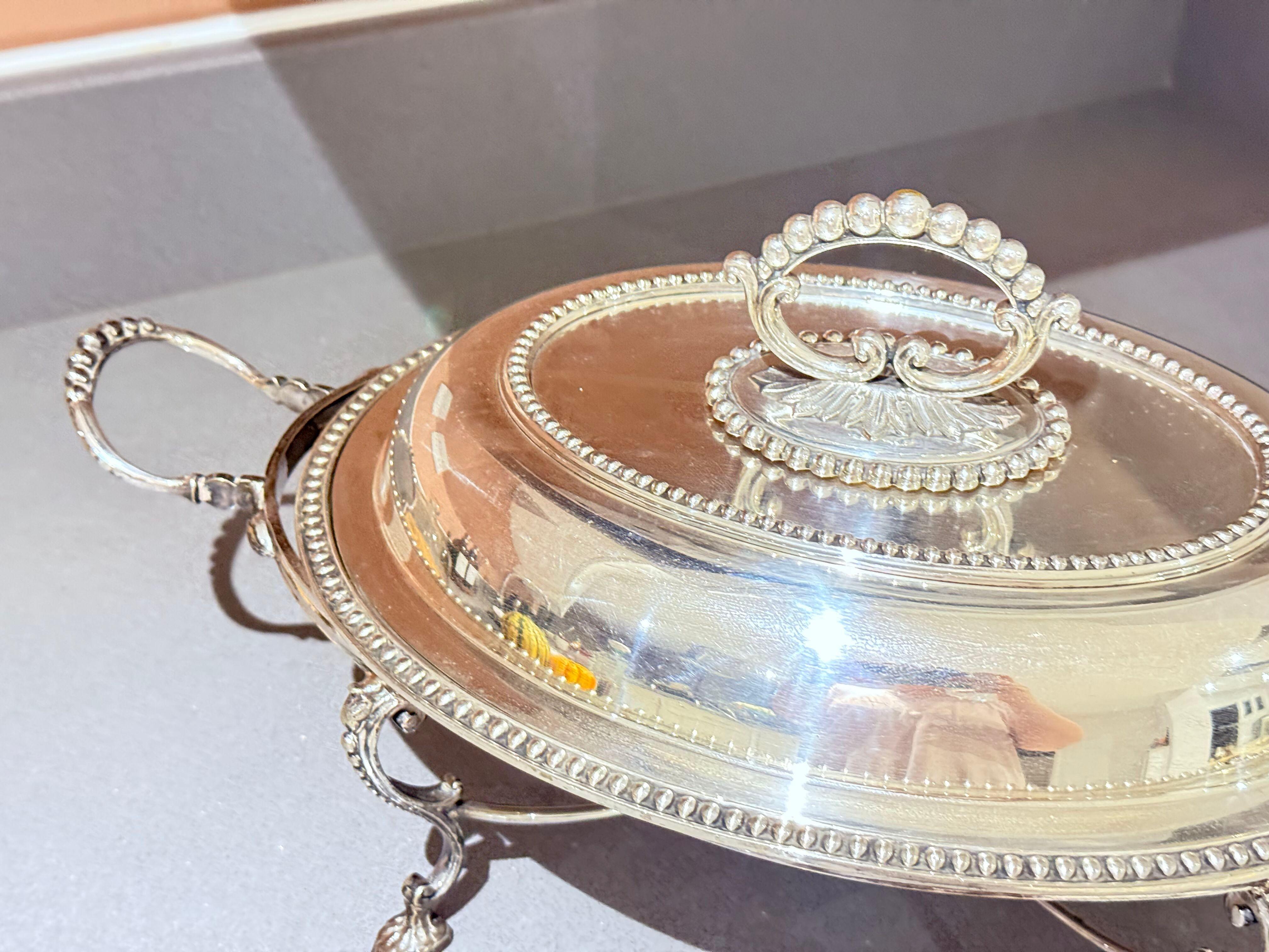 Début du 20ème siècle Plat de service à couvercle en métal argenté sur pied, Antique English Neoclassical Luxury en vente