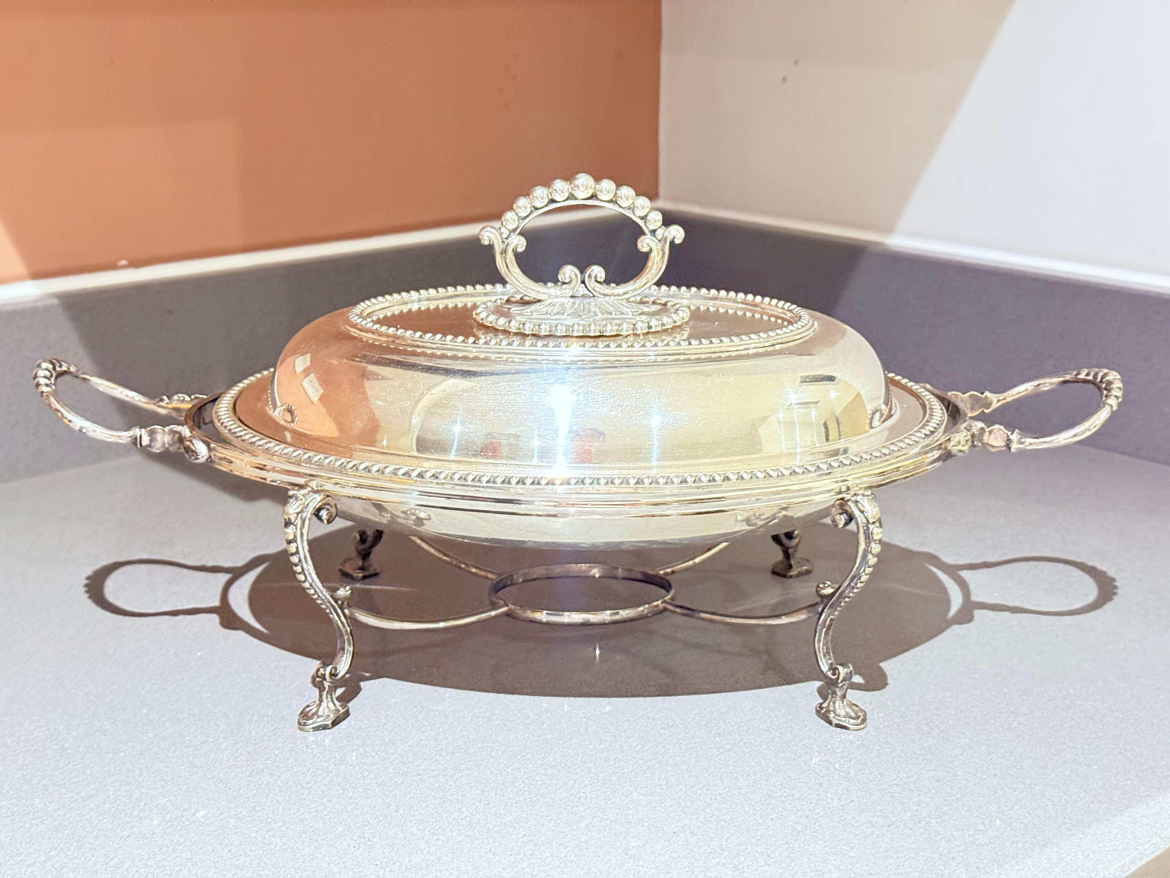 Argent Plat de service à couvercle en métal argenté sur pied, Antique English Neoclassical Luxury en vente