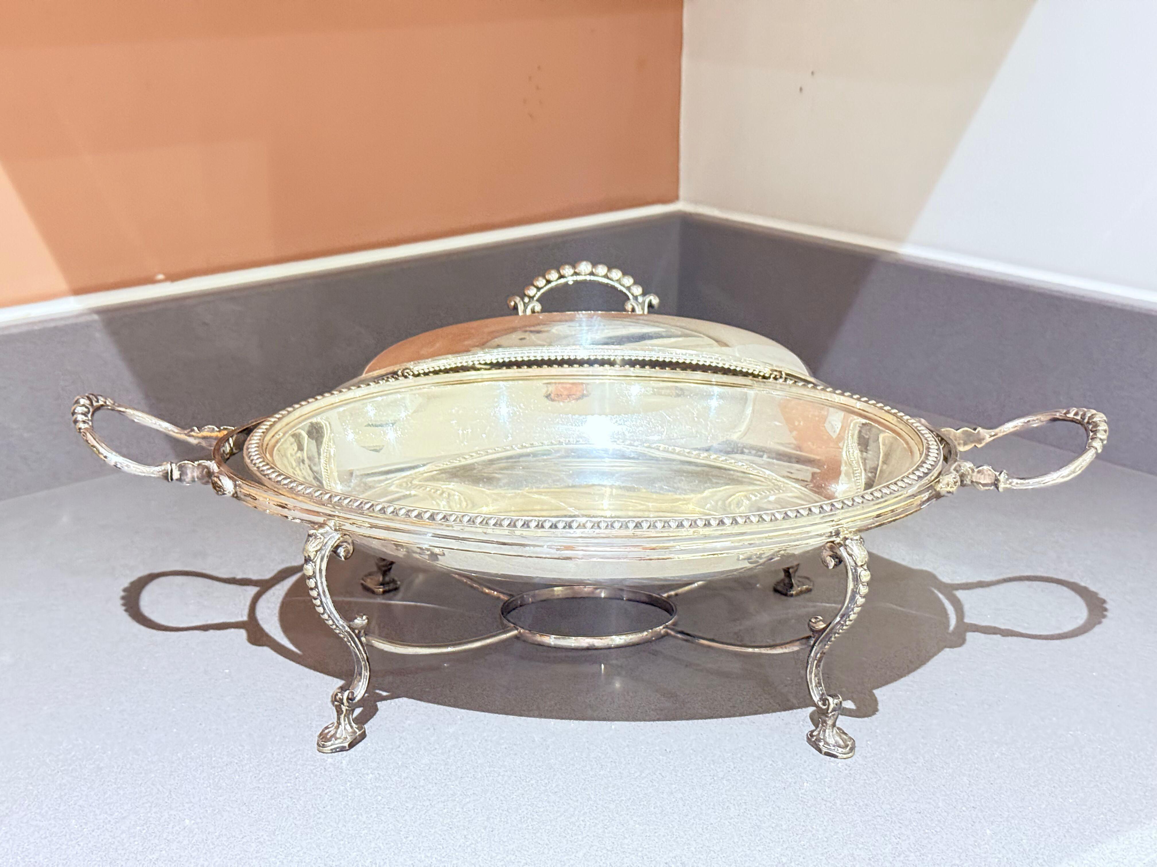 Plat de service à couvercle en métal argenté sur pied, Antique English Neoclassical Luxury en vente 1