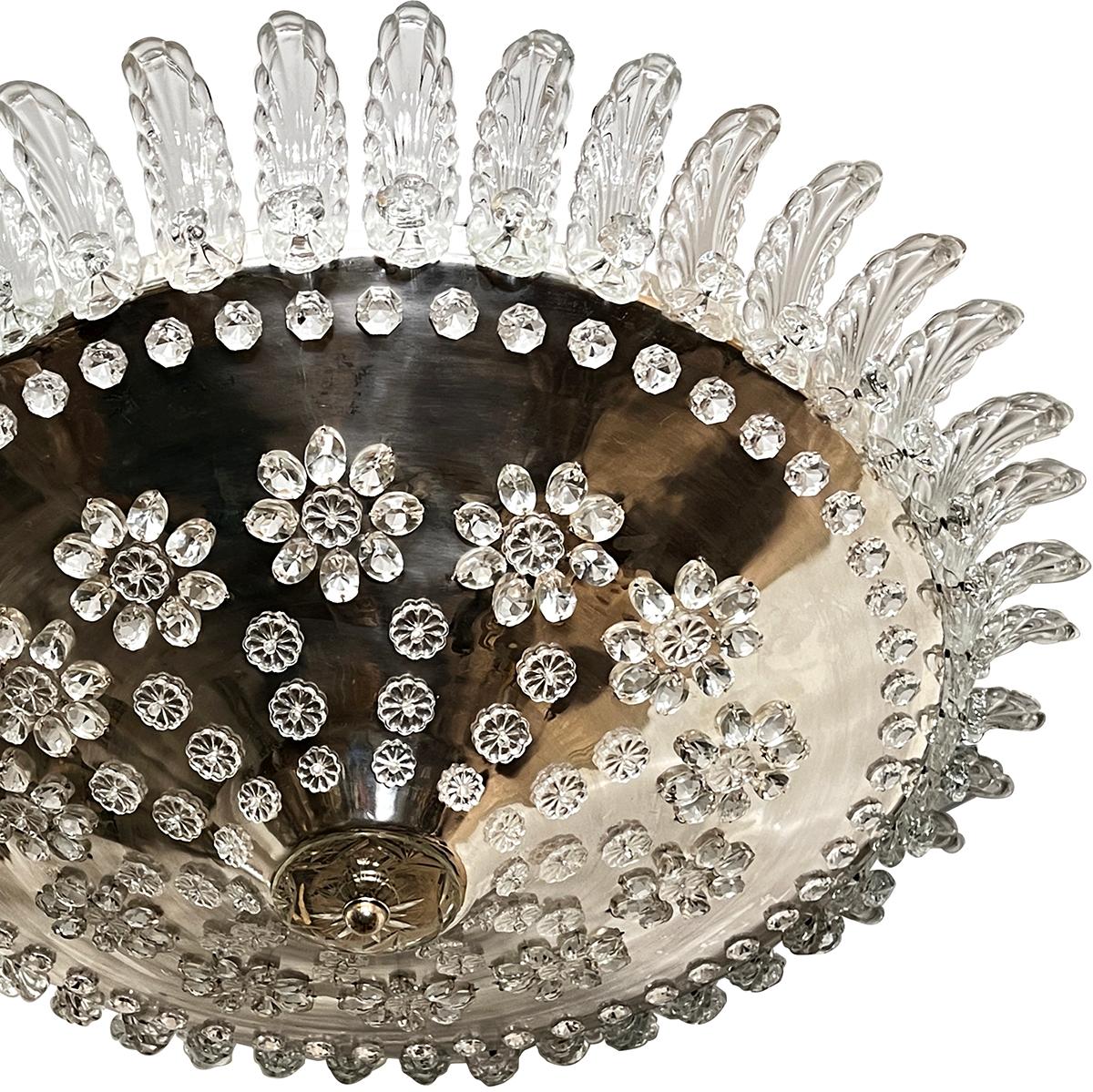 Eine französische versilberte Leuchte aus den 1940er Jahren mit Kristalleinsätzen auf dem Korpus, die Blumen und Kristalljuwelen in einem konzentrischen Muster bilden, geformten Glasblättern, die den Korpus krönen, und 4 inneren Edison-Lampen.