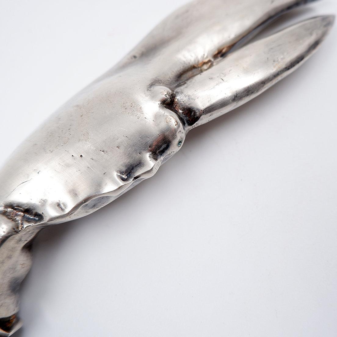 Apribottiglie aragosta placcato argento - Spagna, anni '70.
Bar - Mobili - Mid-Century
Misure: 23x9cm H. 2,5cm
Splendido apribottiglie aragosta in lastra d'argento dal design scultoreo, realizzato in Spagna negli anni Settanta.
Usura coerente con