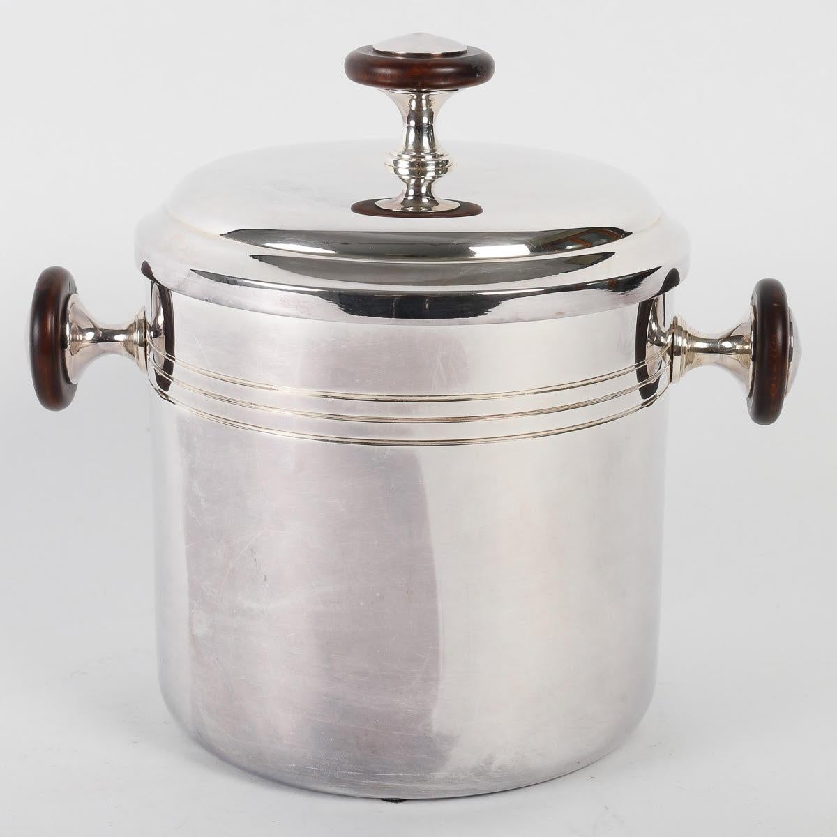 20th Century Silver Plated Metal and Wood Ice Bucket with lid, 1980. For Sale