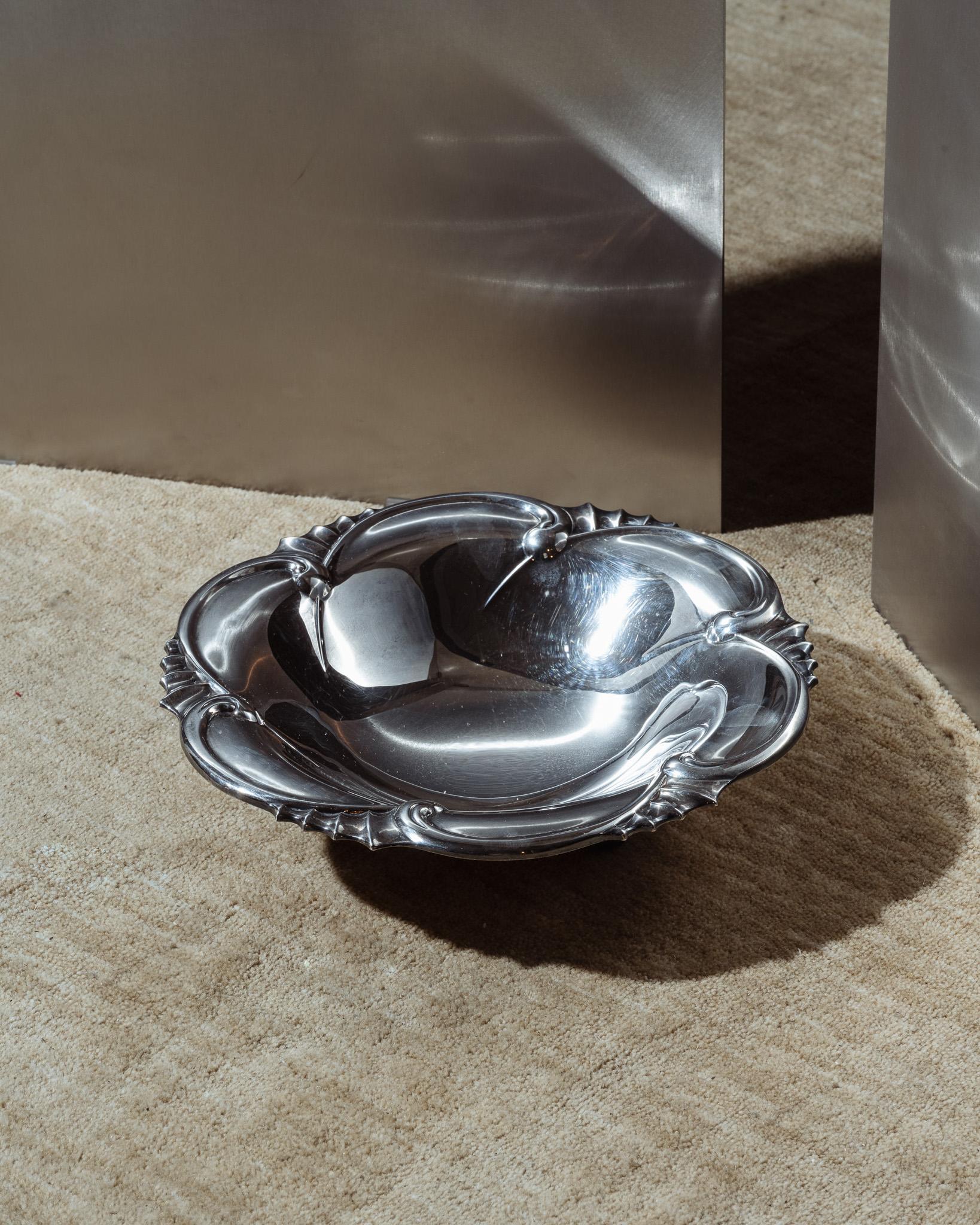 Panier de centre de table vintage en métal argenté, avec un design ajouré et des lignes courbes. Belle brillance et finesse du métal, reflétant le savoir-faire des orfèvres français de l'après-guerre. Très bon état général, avec de légers signes