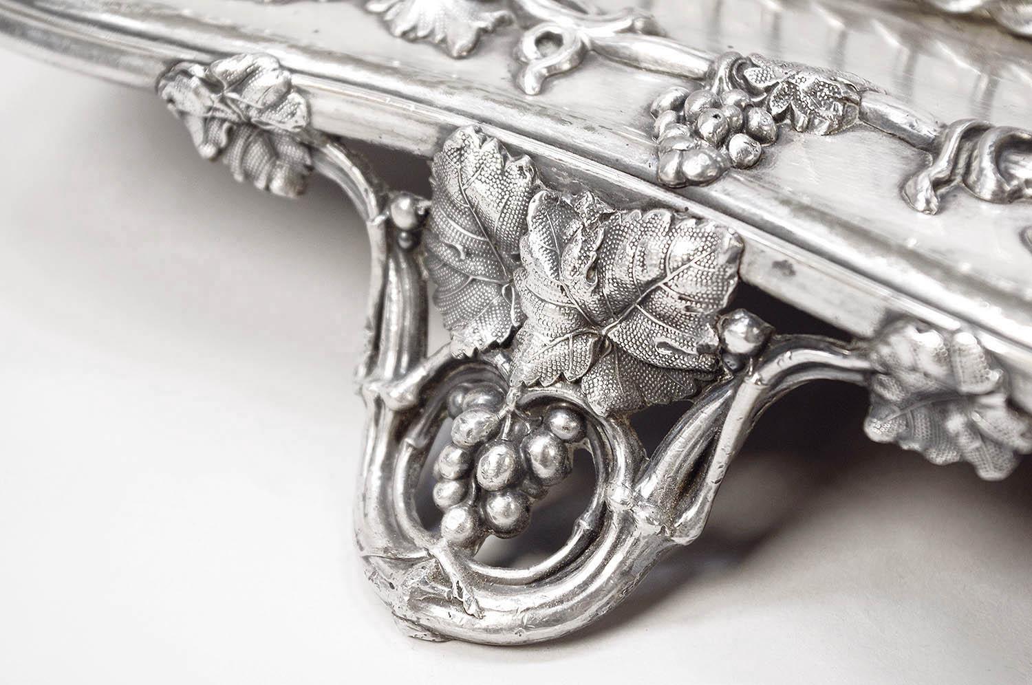 Silver Plated Metal Centrepiece with a Decor of Vine Branches, Late 19th Century In Good Condition For Sale In Saint-Ouen, FR
