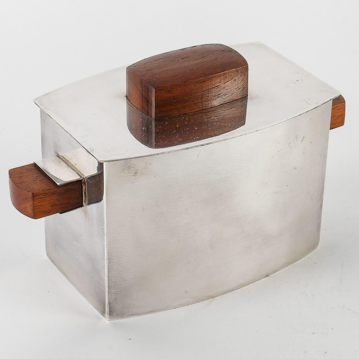 Silver-plated Metal Coffee/Tea Service, 1930.

Coffee/tea service, Art Deco, 1930 in silver-plated metal, including coffee pot, teapot, sugar bowl, milk jug and tray, 48cmx32cm.

Dimensions: h: 16cm, w: 48cm, d: 32cm