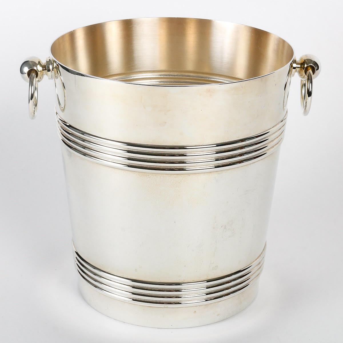 Seau à glace en métal argenté de Christofle.

Seau à glace en métal argenté de la Maison Christofle, 20e siècle, avec son coffret de rangement.  
H : 21cm , L : 24cm, P : 19cm