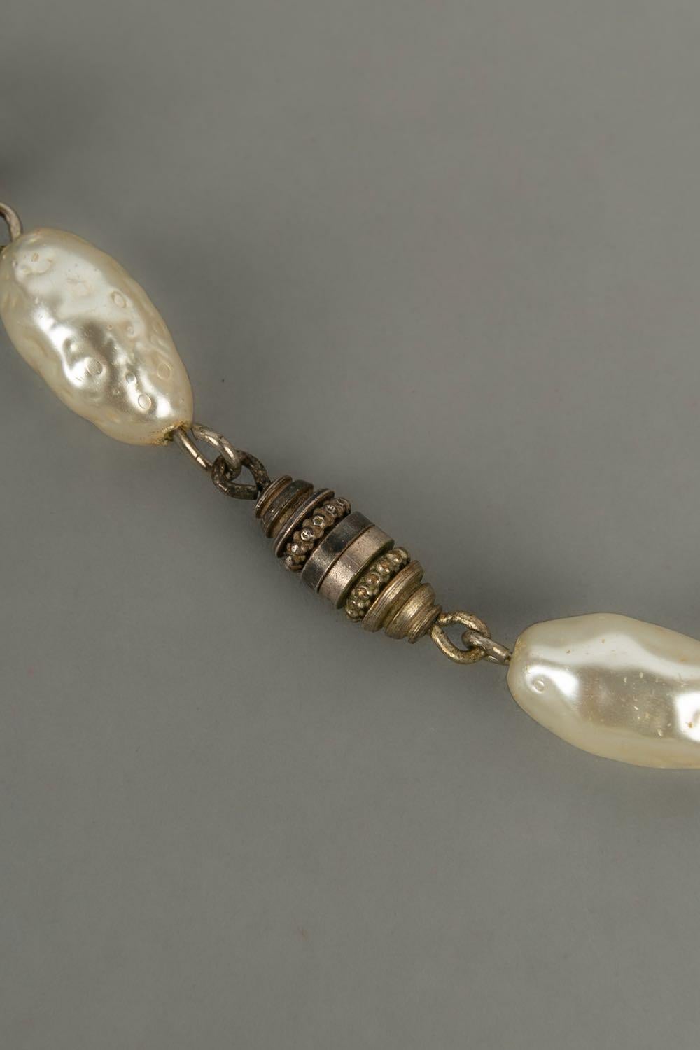 Collier en métal argenté avec perles perlées en vente 2